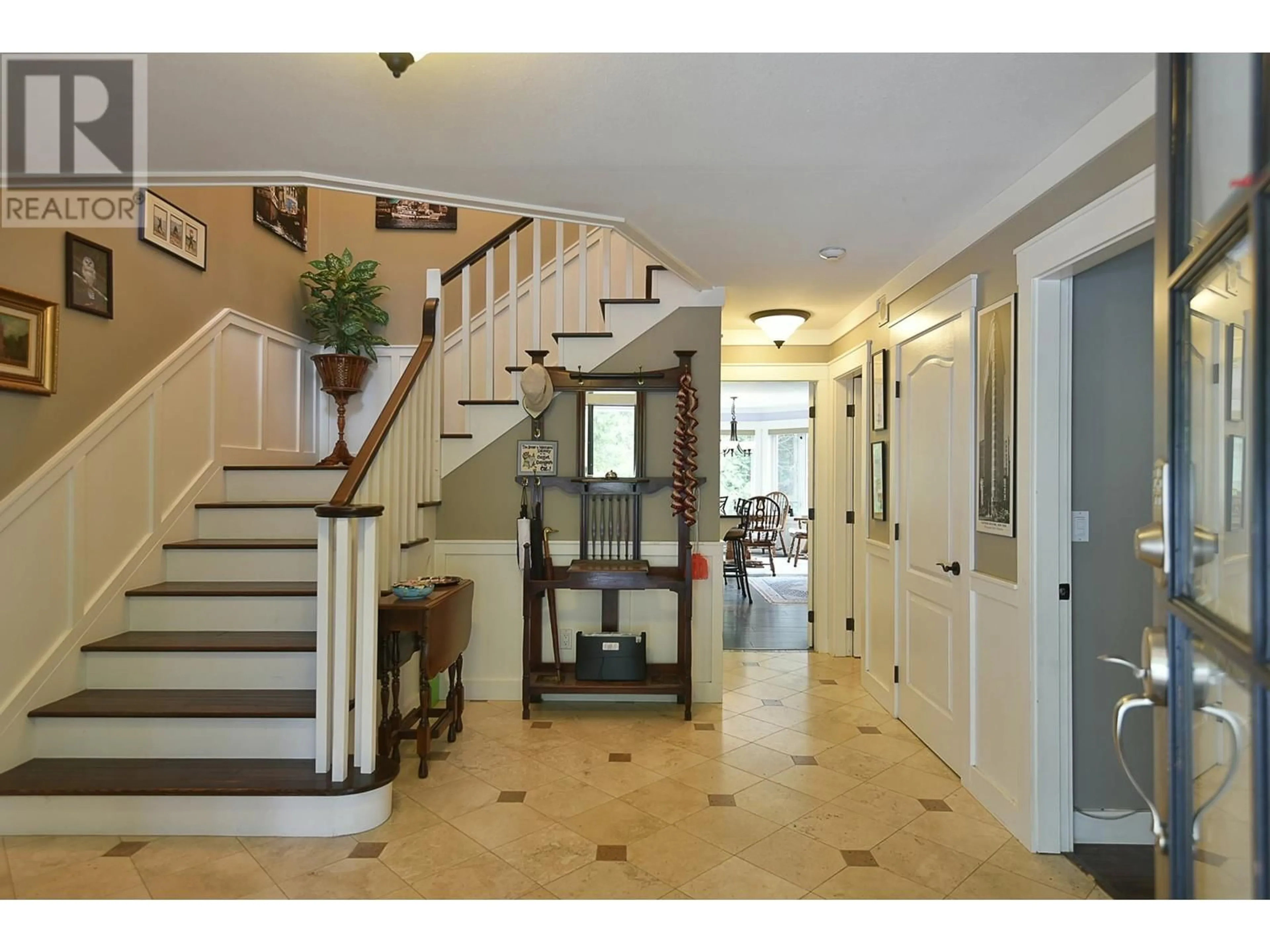 Indoor foyer for 1377 ROBERTS CREEK ROAD, Roberts Creek British Columbia V0N2W1