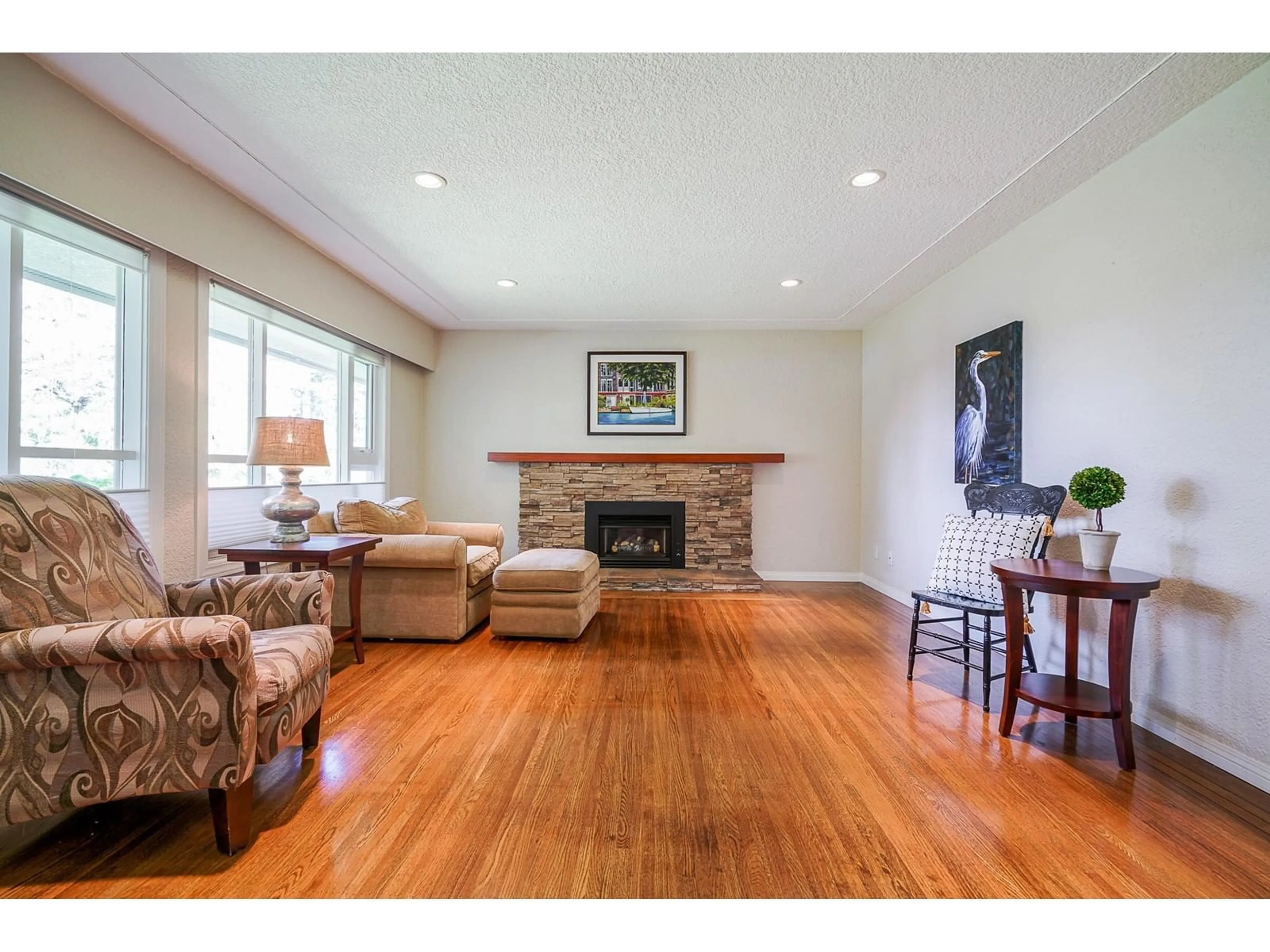 Living room with furniture, wood/laminate floor for 15460 26, Surrey British Columbia V4P1C6