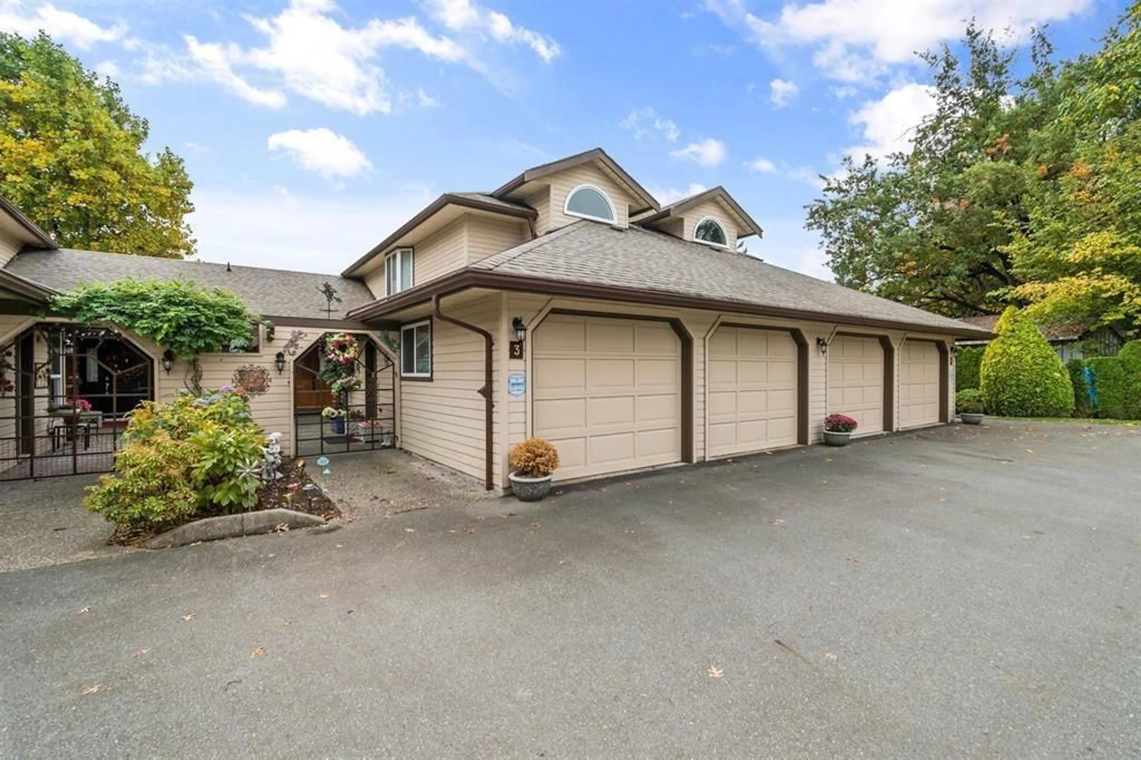 Indoor garage for 3 - 9515 WOODBINE STREET, Chilliwack British Columbia V2P7T1