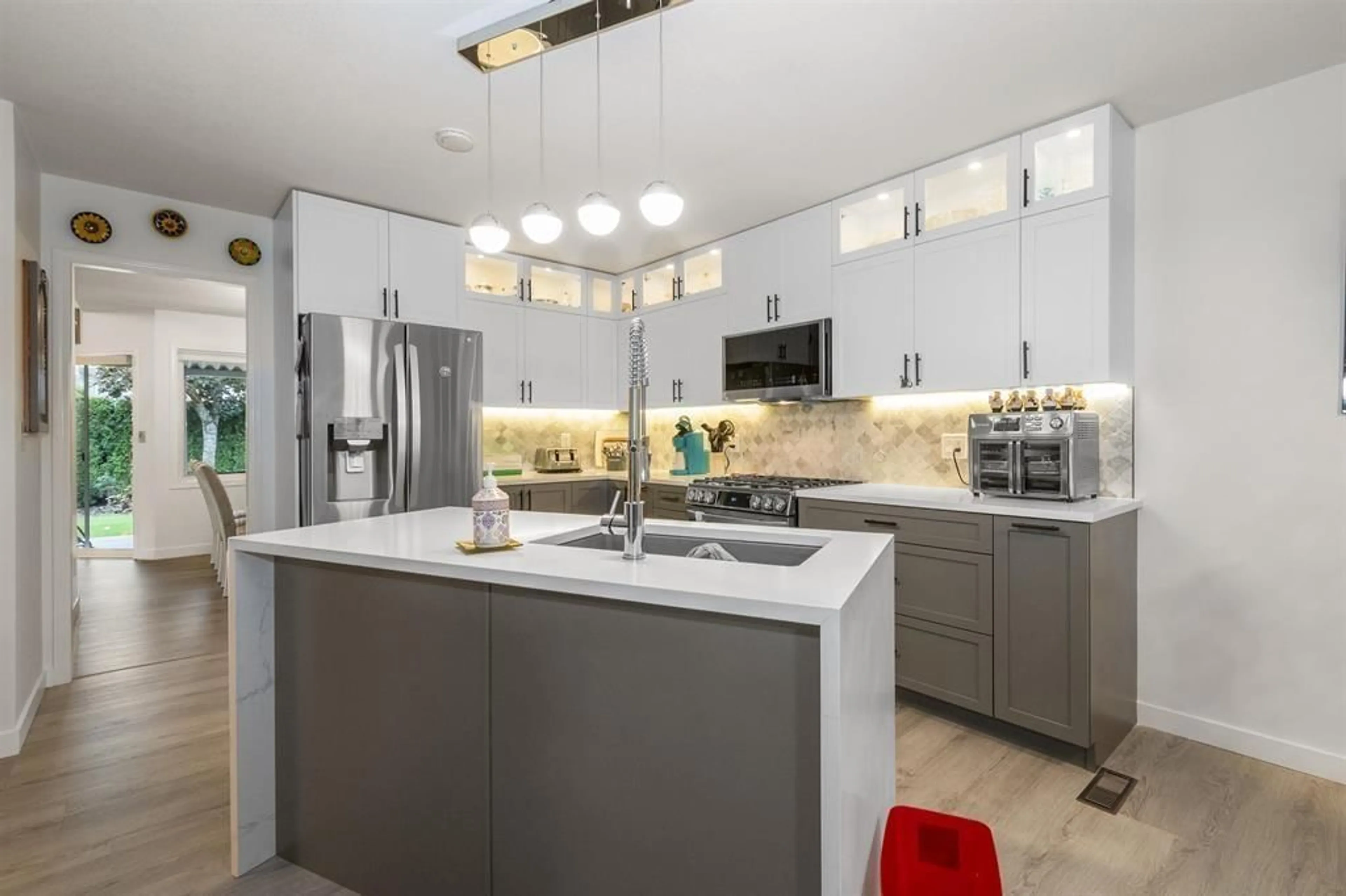Contemporary kitchen, ceramic/tile floor for 3 - 9515 WOODBINE STREET, Chilliwack British Columbia V2P7T1