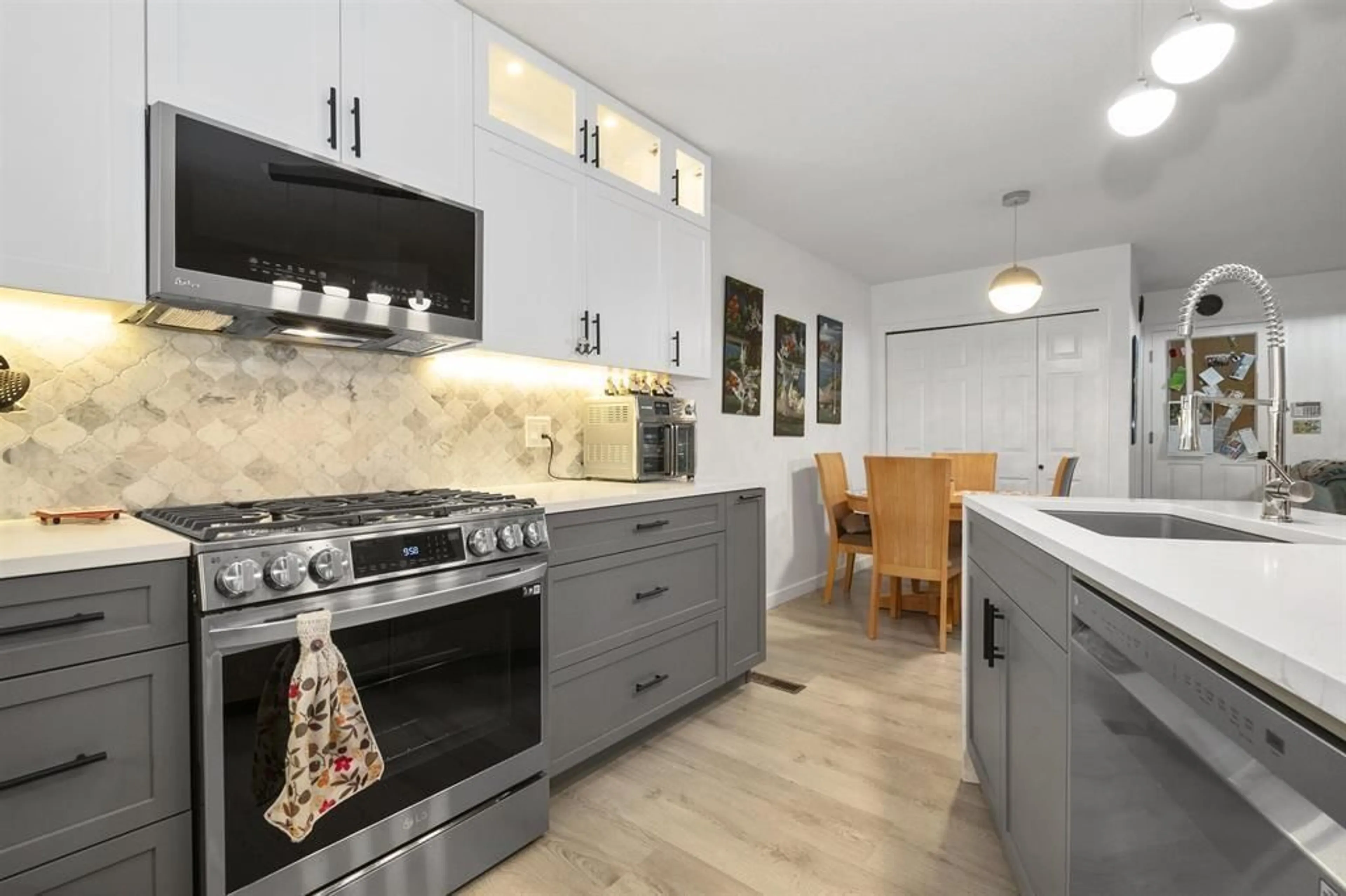 Open concept kitchen, ceramic/tile floor for 3 - 9515 WOODBINE STREET, Chilliwack British Columbia V2P7T1
