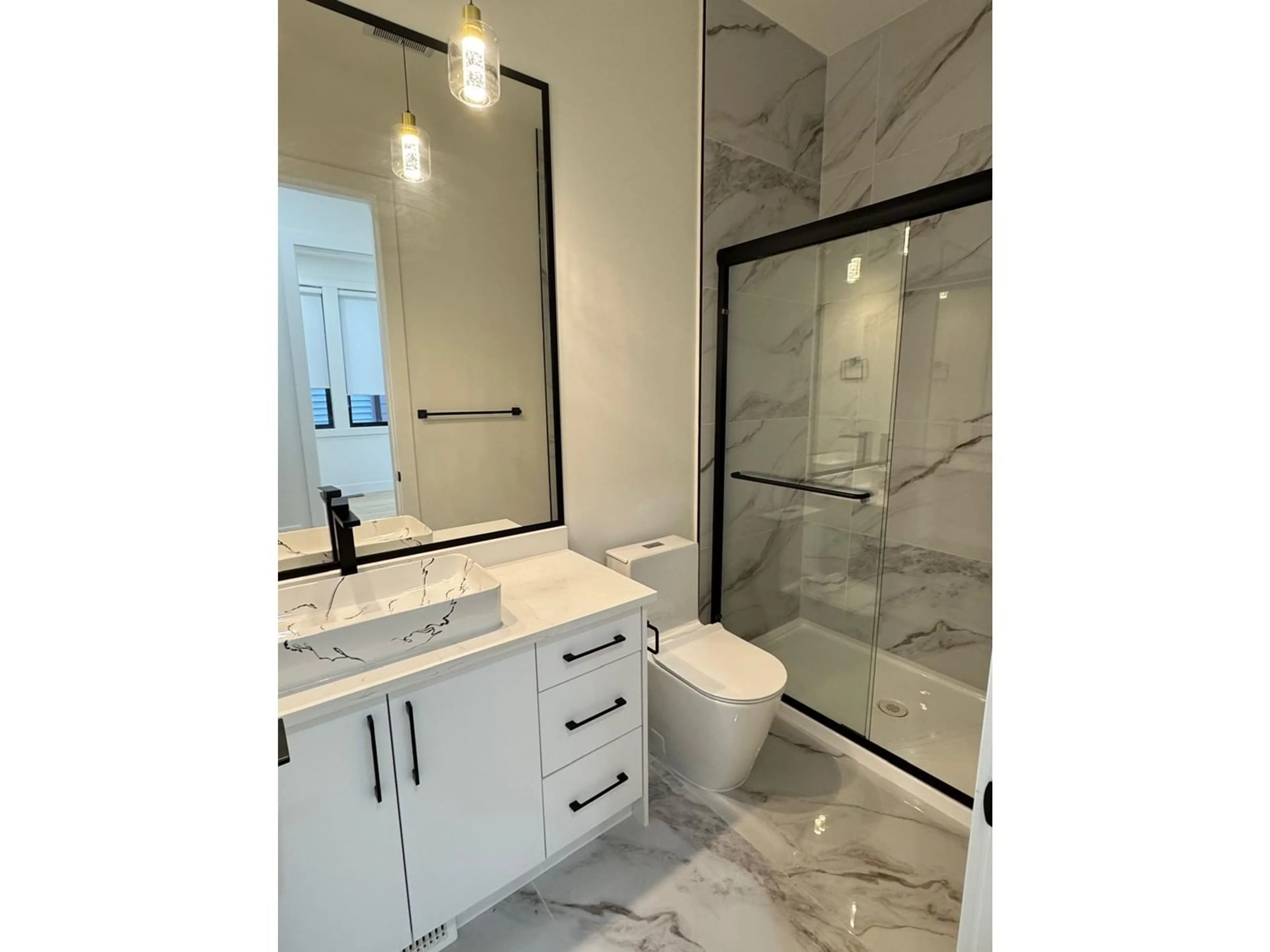 Contemporary bathroom, ceramic/tile floor for 7625 197, Langley British Columbia V3A7X8