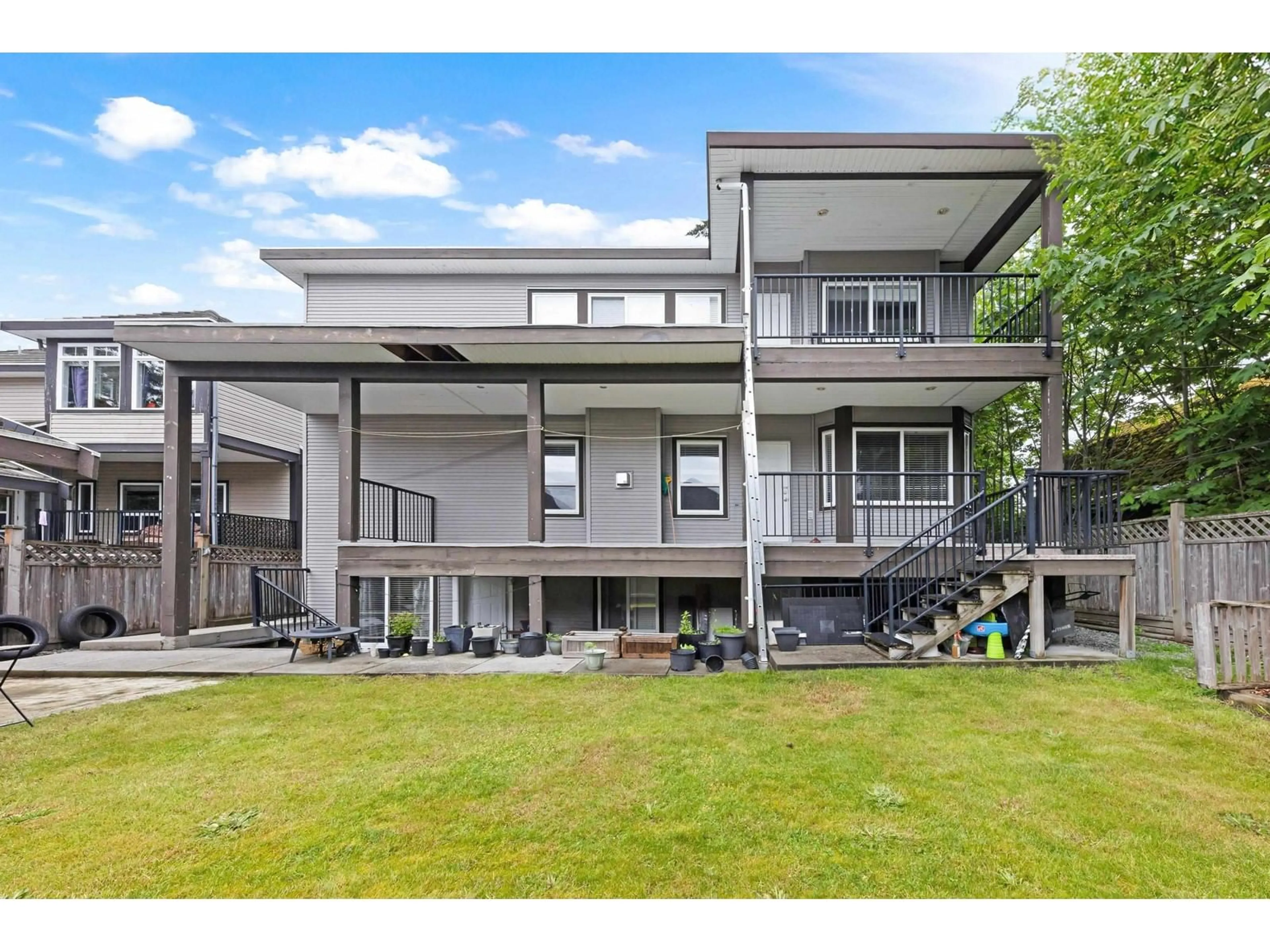 Home with vinyl exterior material, unknown for 12646 60A, Surrey British Columbia V3X0A7