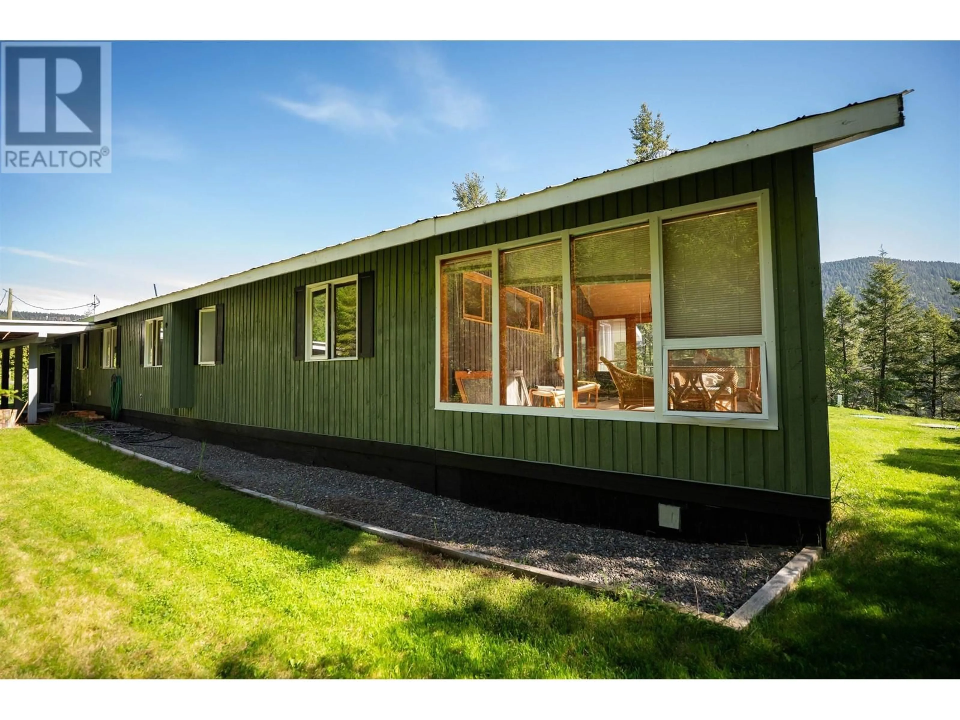 Home with vinyl exterior material, building for 5993 WEST FRASER ROAD, Williams Lake British Columbia V2G5H6