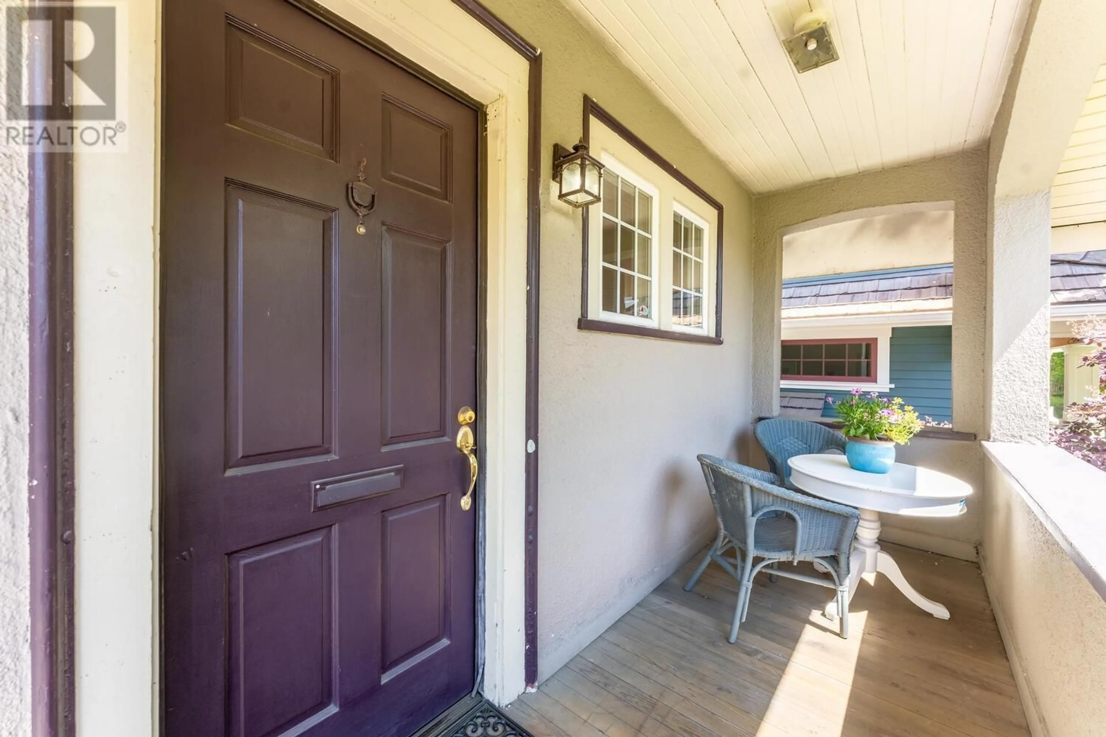Indoor entryway for 215 3RD AVENUE, New Westminster British Columbia V3L1L9