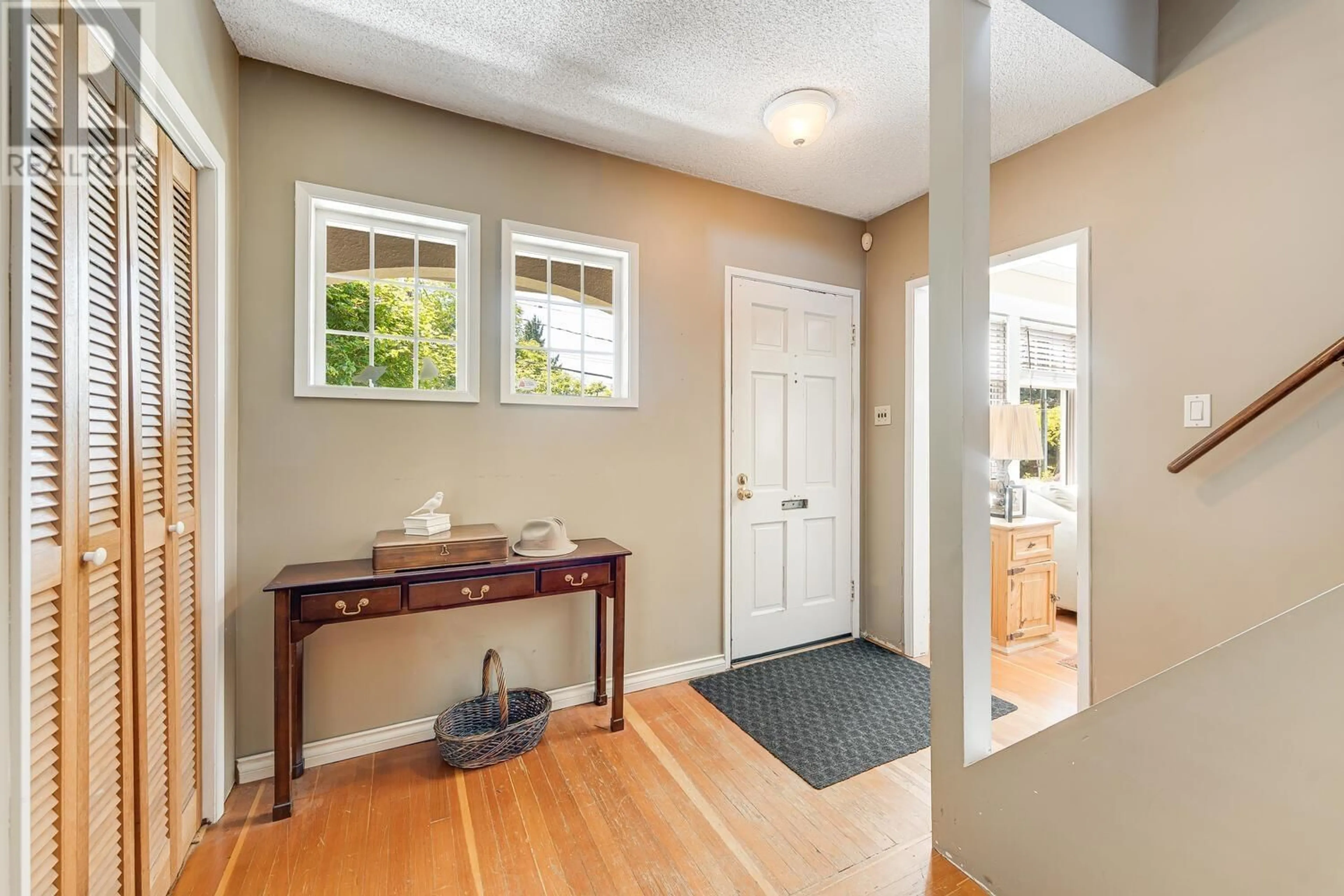 Indoor entryway for 215 3RD AVENUE, New Westminster British Columbia V3L1L9