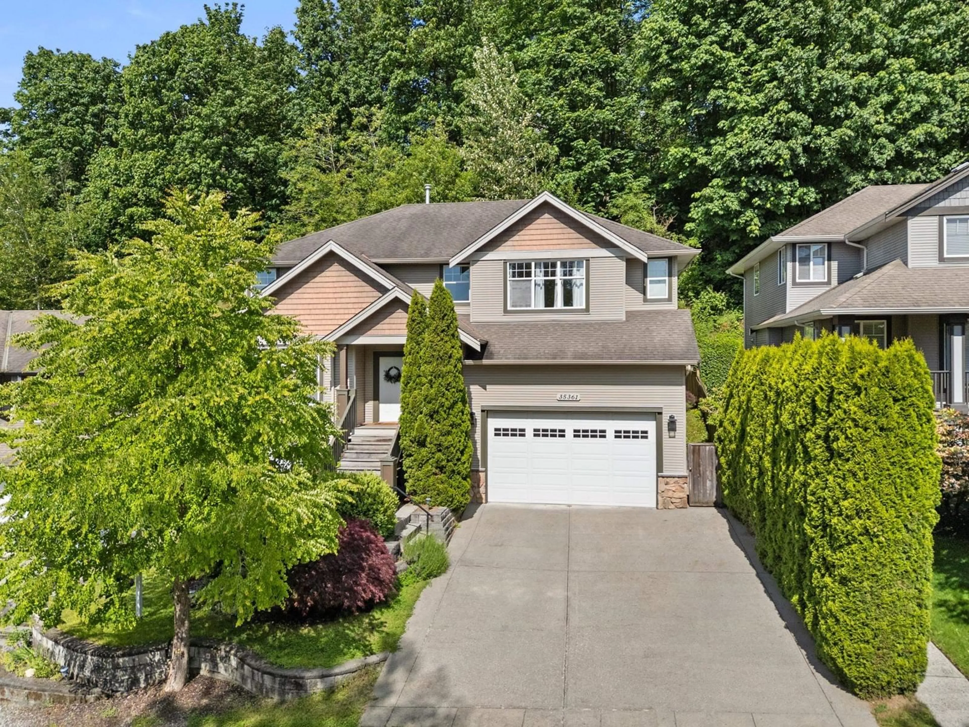 A pic from outside/outdoor area/front of a property/back of a property/a pic from drone, street for 35361 KINLOCH, Abbotsford British Columbia V3G3A8
