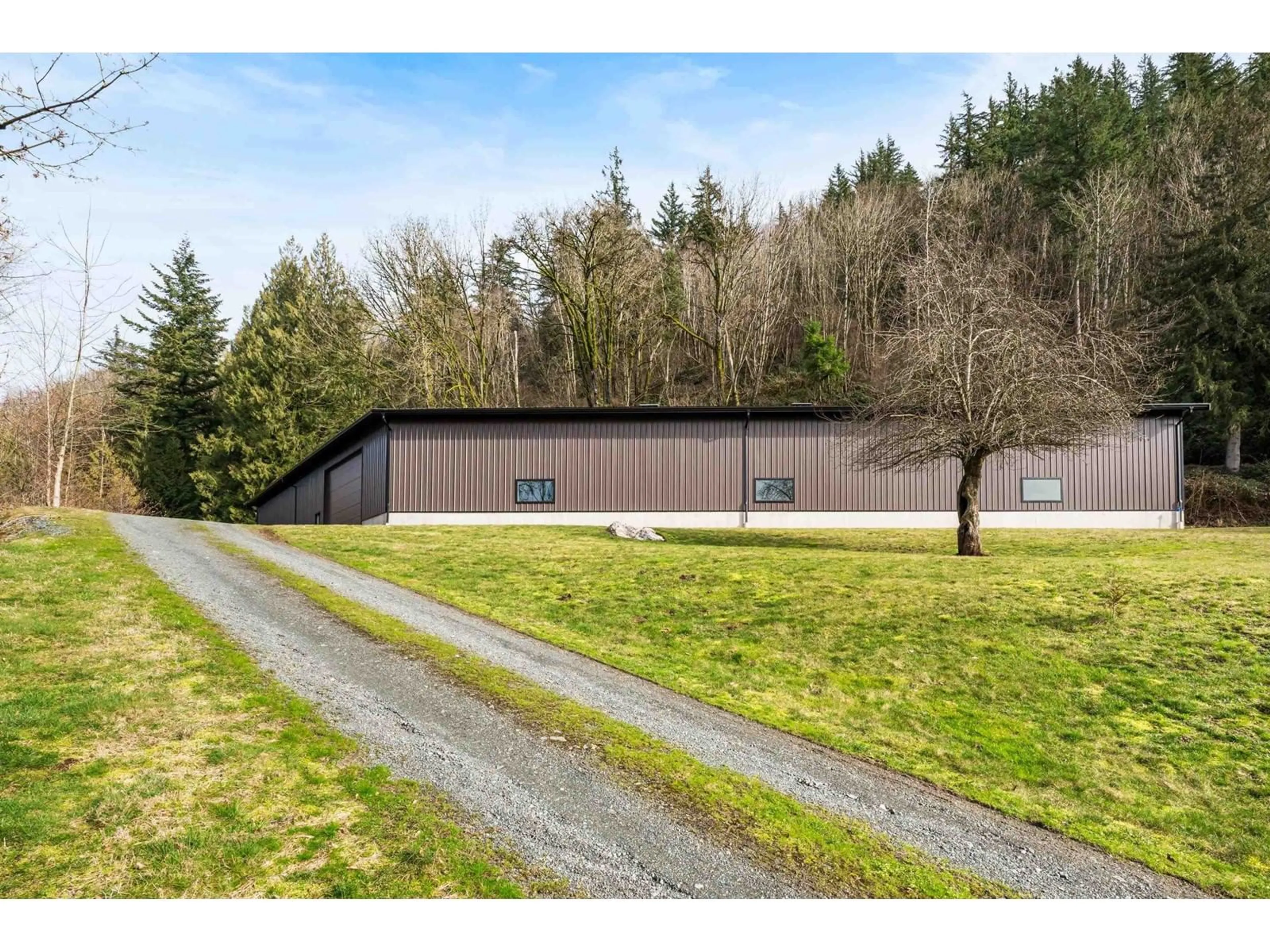 A pic from outside/outdoor area/front of a property/back of a property/a pic from drone, building for 2220 TOLMIE, Abbotsford British Columbia V3G2S9