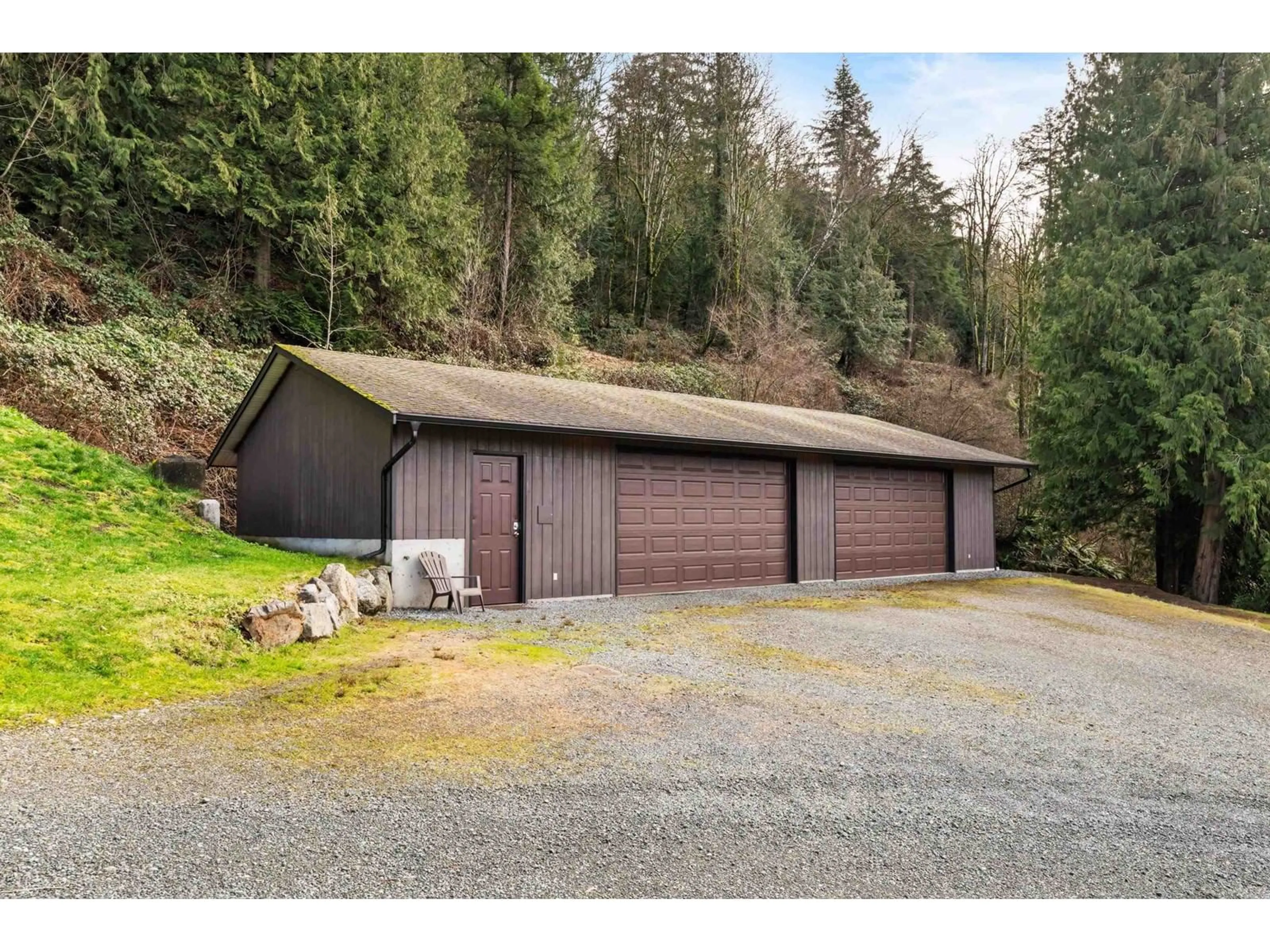 Indoor garage for 2220 TOLMIE, Abbotsford British Columbia V3G2S9