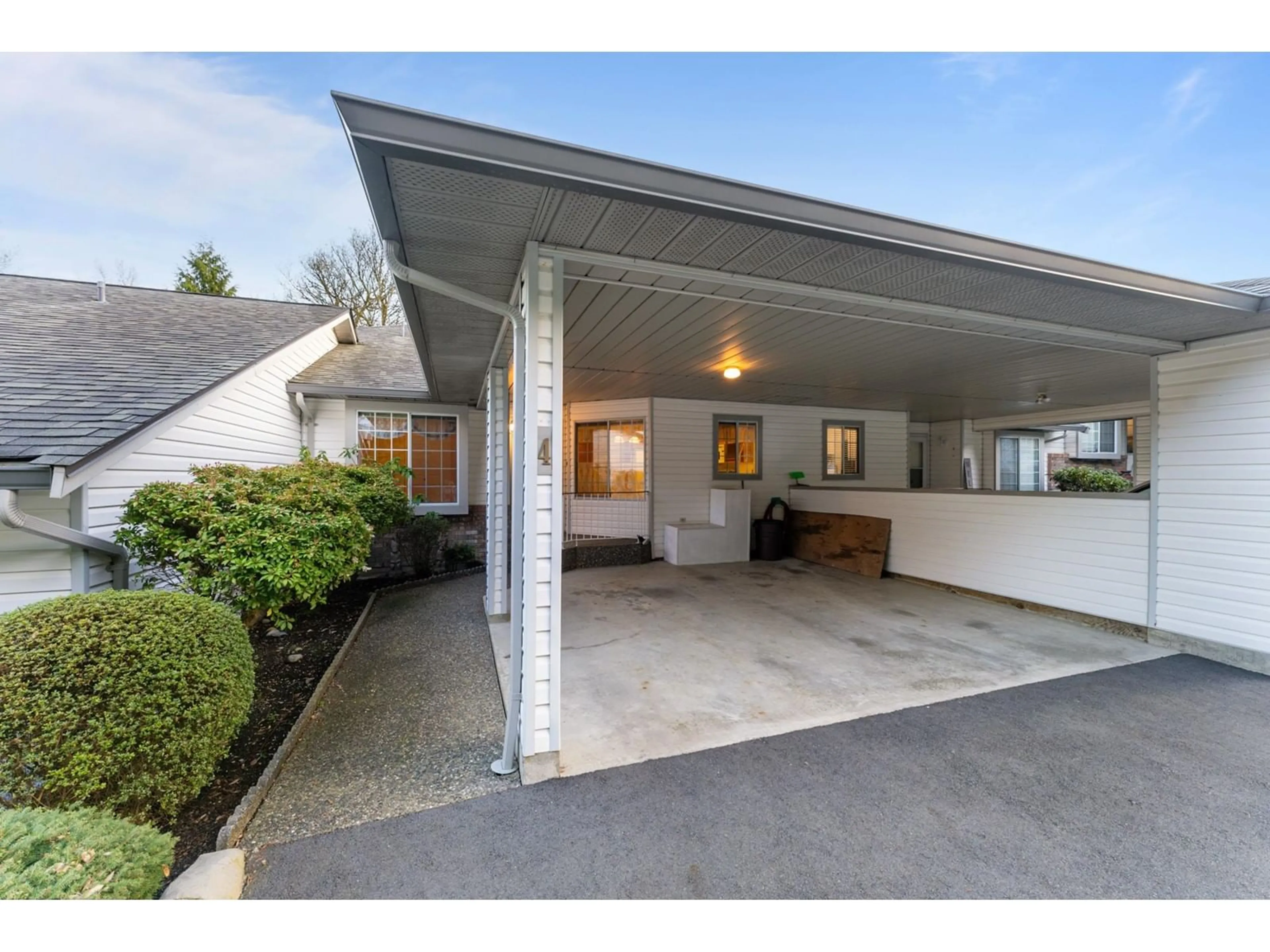 Indoor foyer for 4 - 3351 HORN, Abbotsford British Columbia V2S7J9