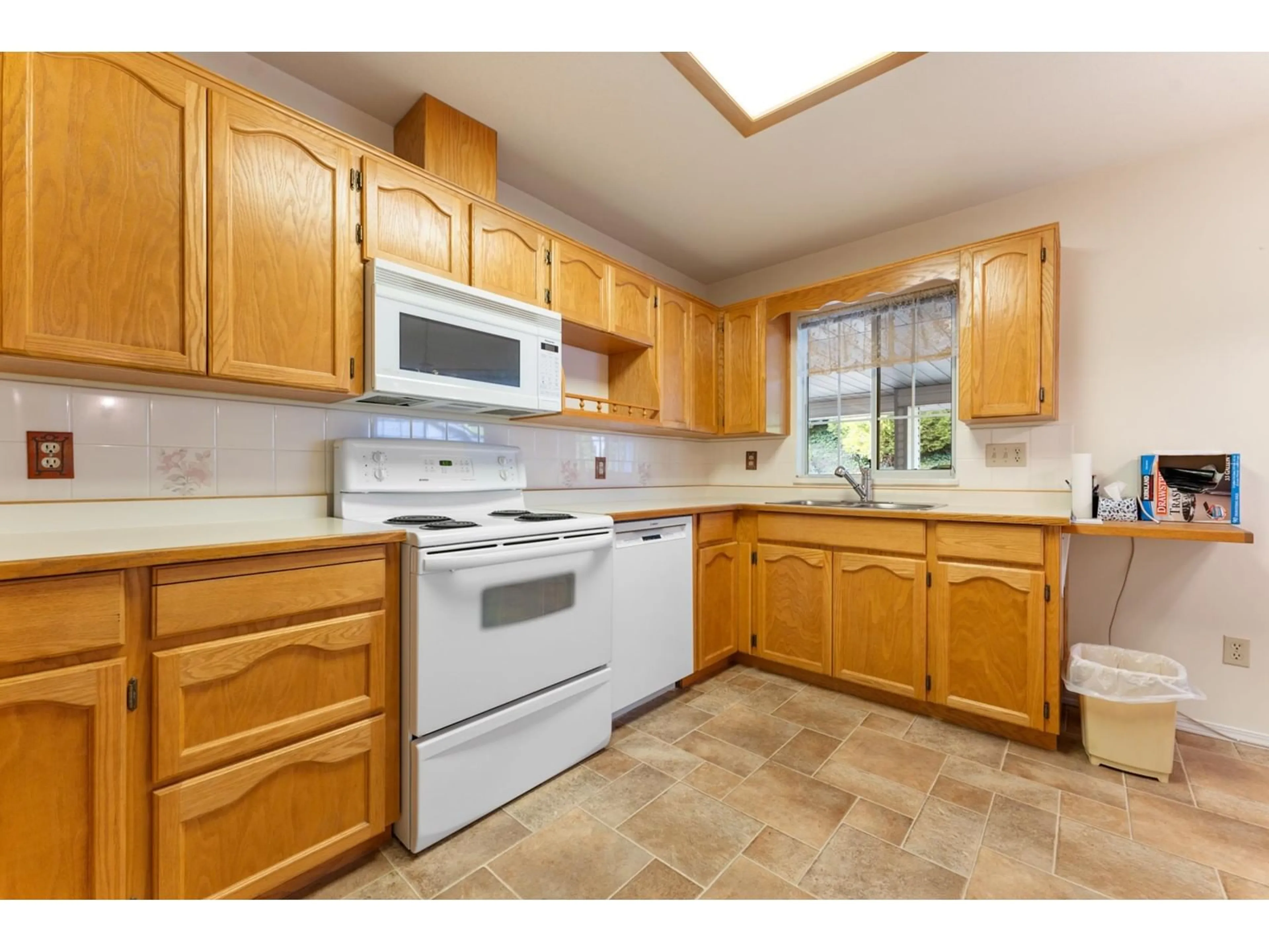 Standard kitchen, unknown for 4 - 3351 HORN, Abbotsford British Columbia V2S7J9