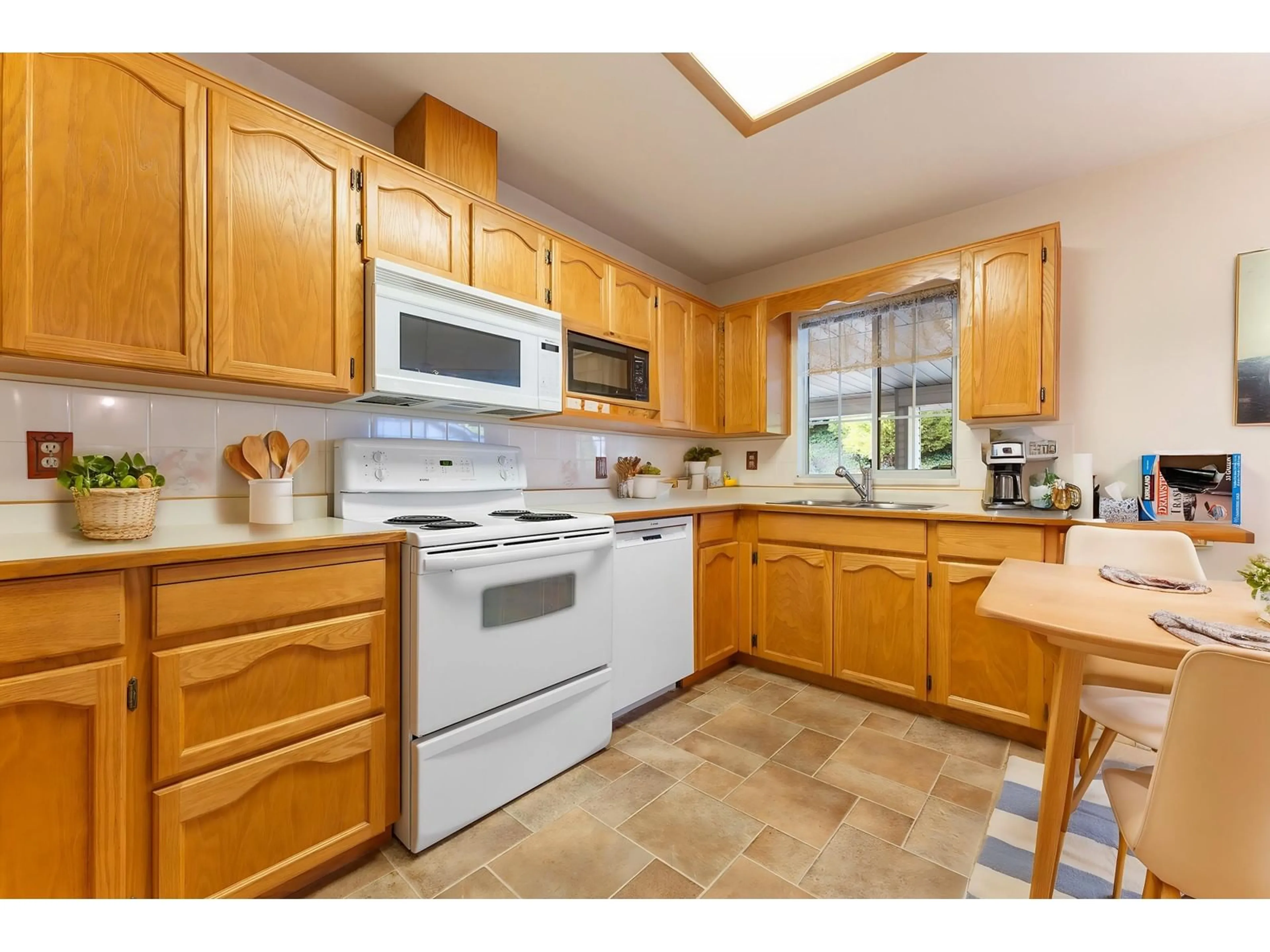 Standard kitchen, unknown for 4 - 3351 HORN, Abbotsford British Columbia V2S7J9