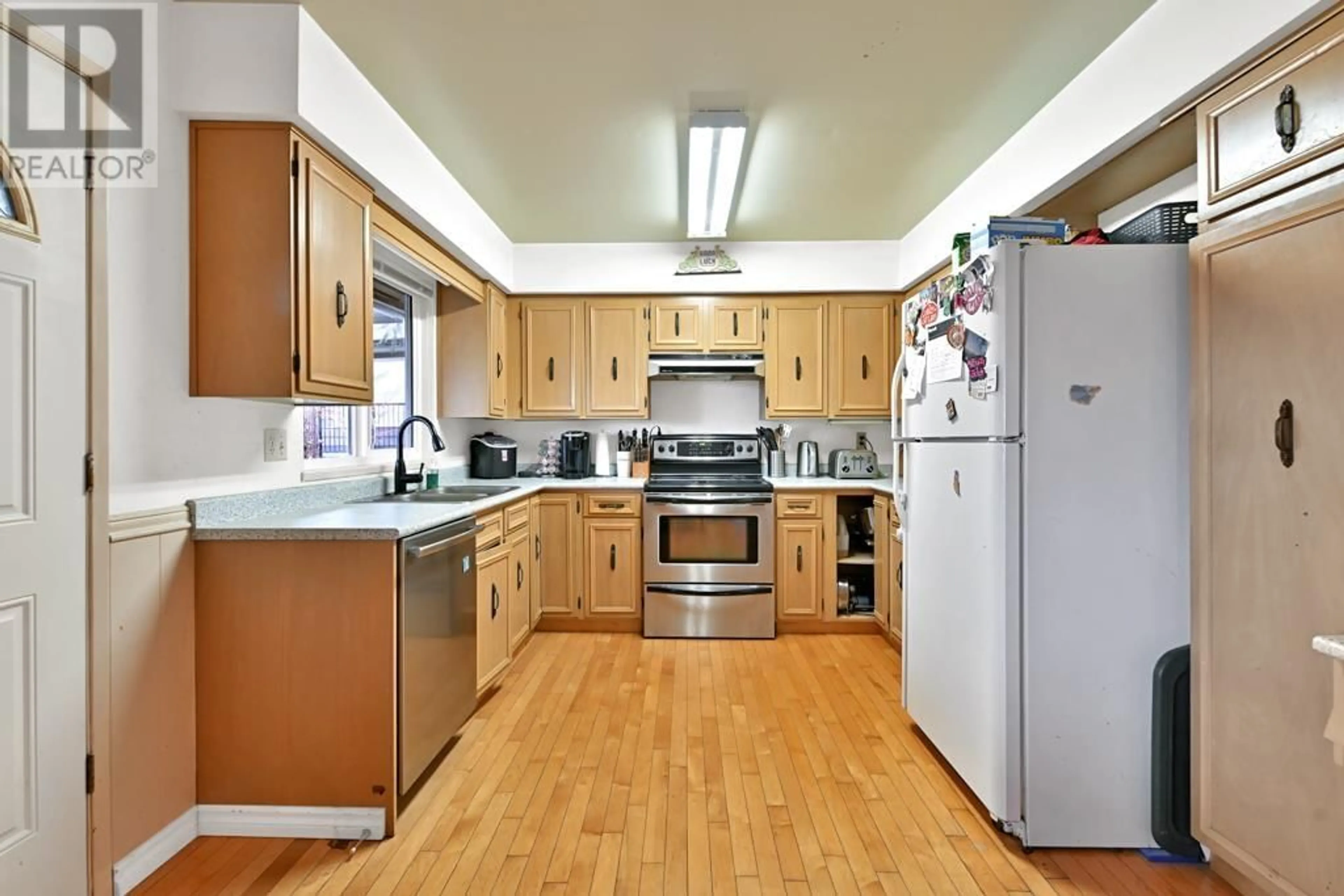 Standard kitchen, unknown for 2512 PENSHURST COURT, Coquitlam British Columbia V3K5S1
