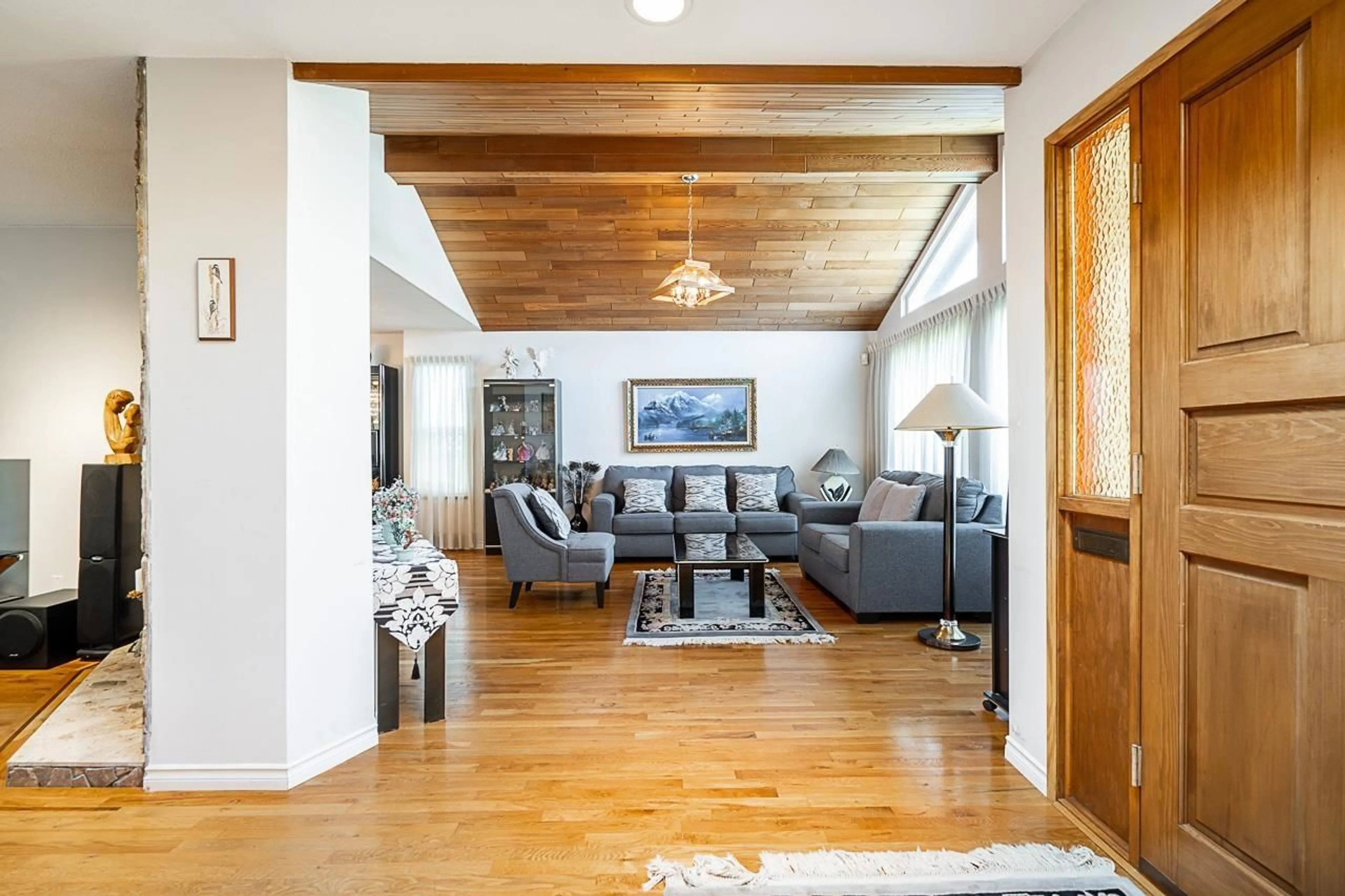 Living room with furniture, wood/laminate floor for 15266 97A, Surrey British Columbia V3R8P6