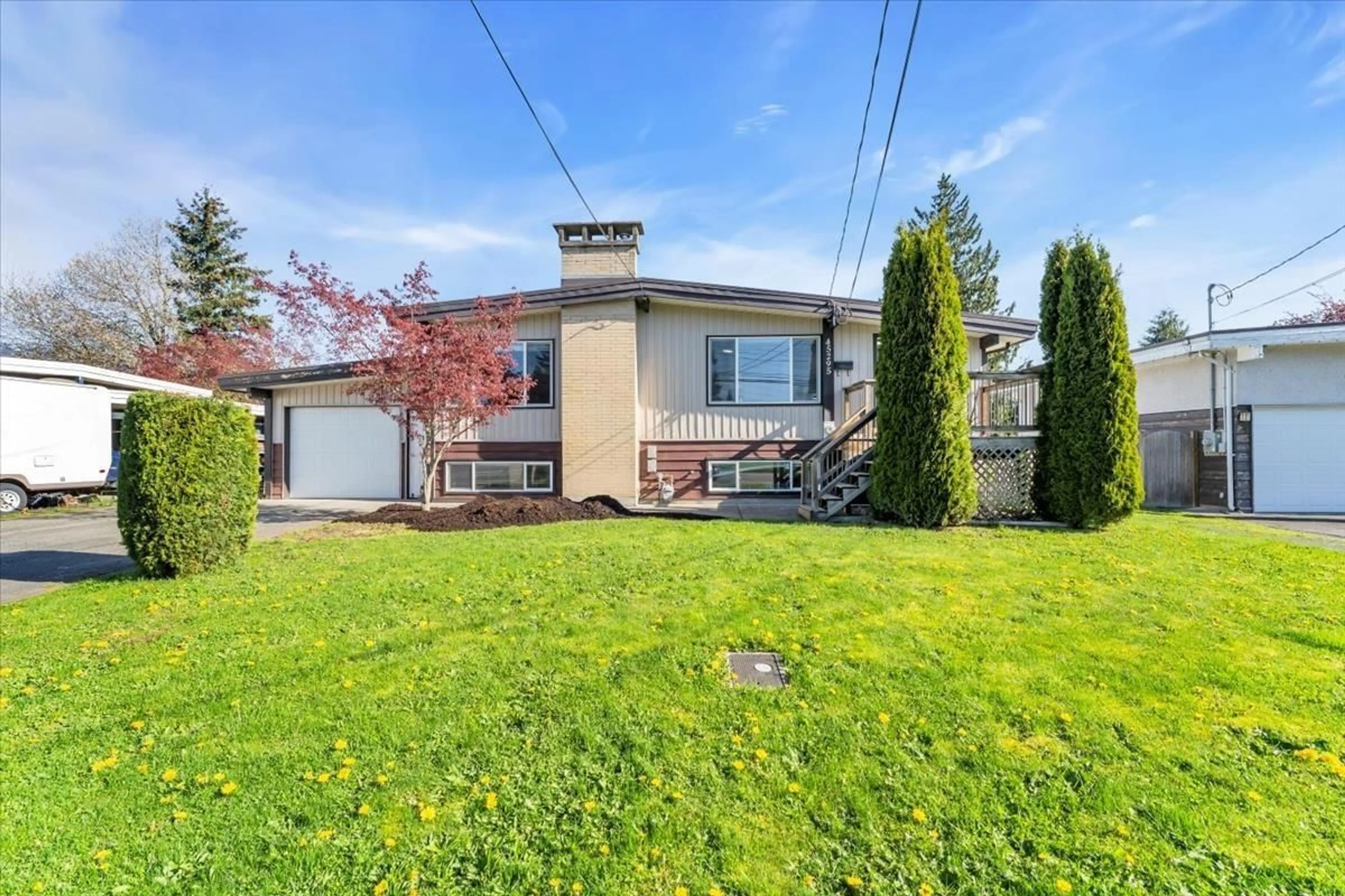 A pic from outside/outdoor area/front of a property/back of a property/a pic from drone, street for 45295 BERNARD AVENUE, Chilliwack British Columbia V2P1H3