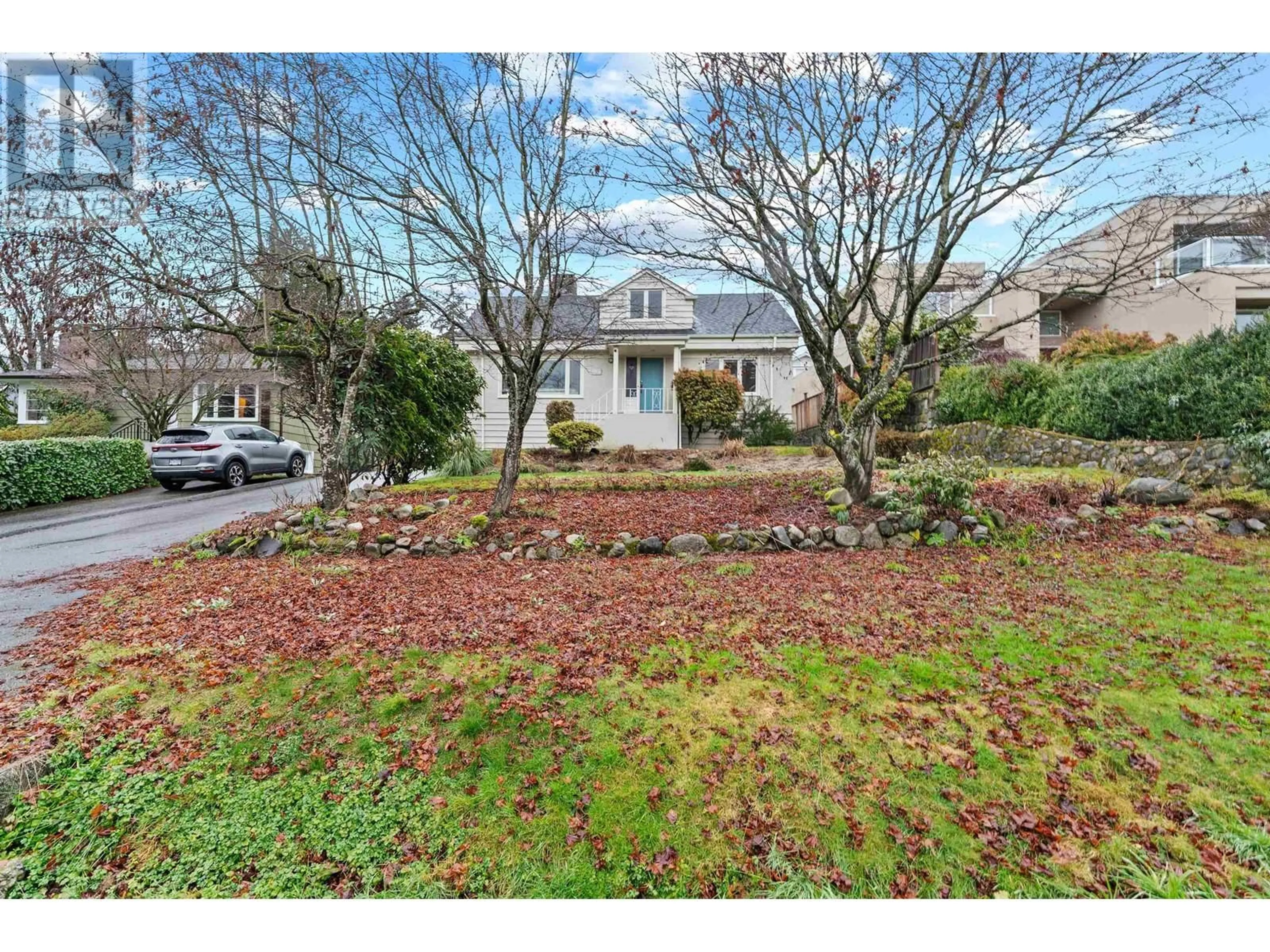 A pic from outside/outdoor area/front of a property/back of a property/a pic from drone, street for 2187 KINGS AVENUE, West Vancouver British Columbia V7V2B9