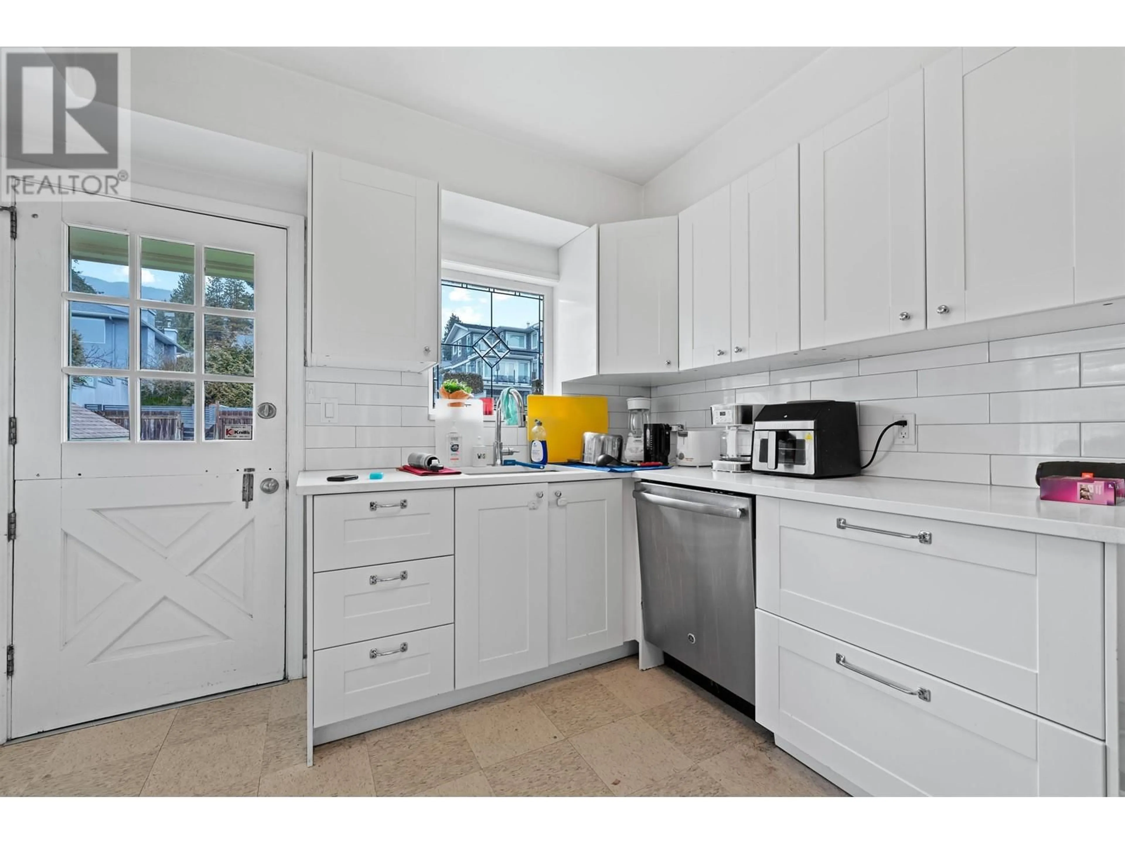 Standard kitchen, unknown for 2187 KINGS AVENUE, West Vancouver British Columbia V7V2B9
