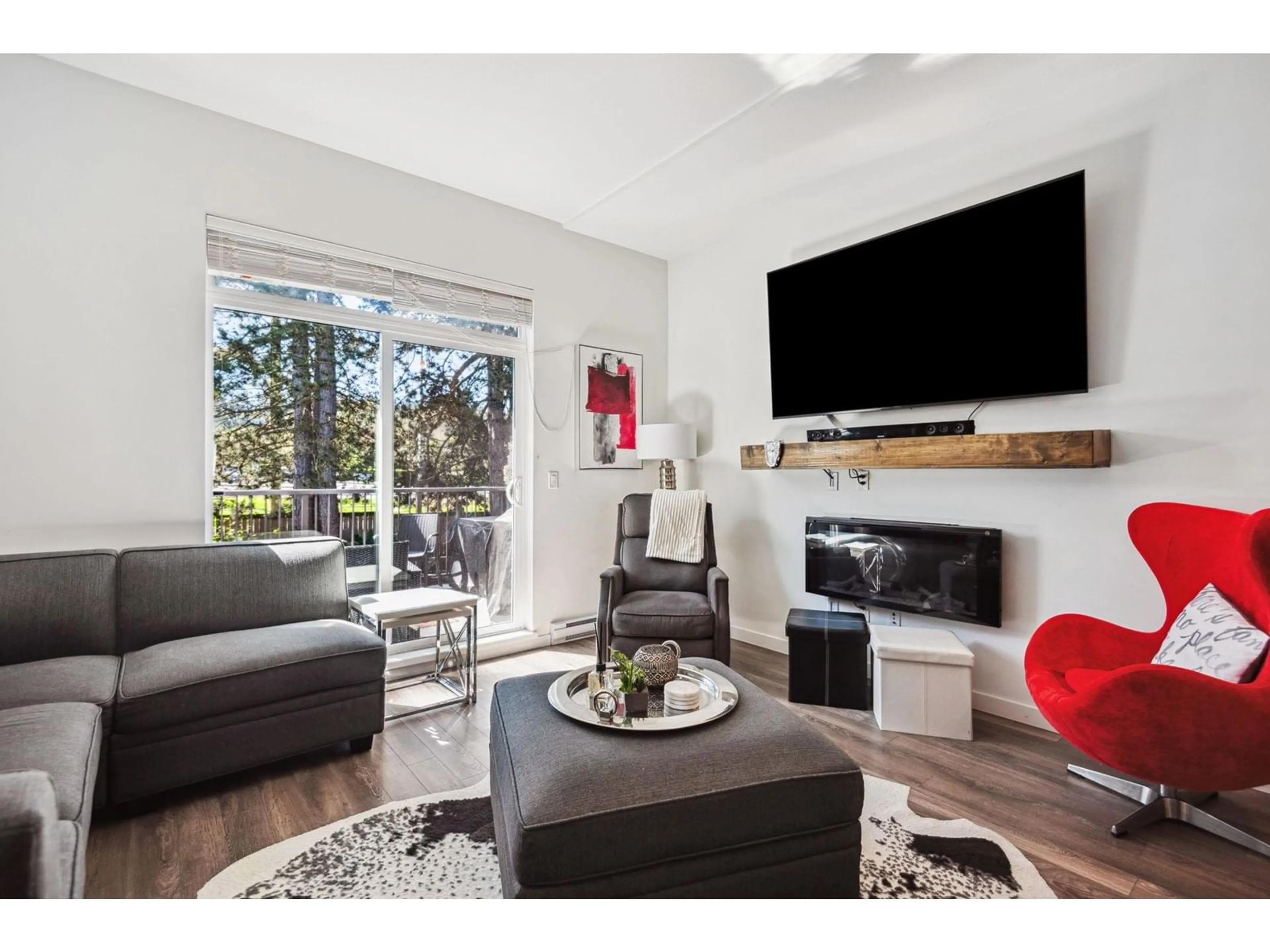 Living room with furniture, wood/laminate floor for 115 - 15268 28, Surrey British Columbia V4P0E8