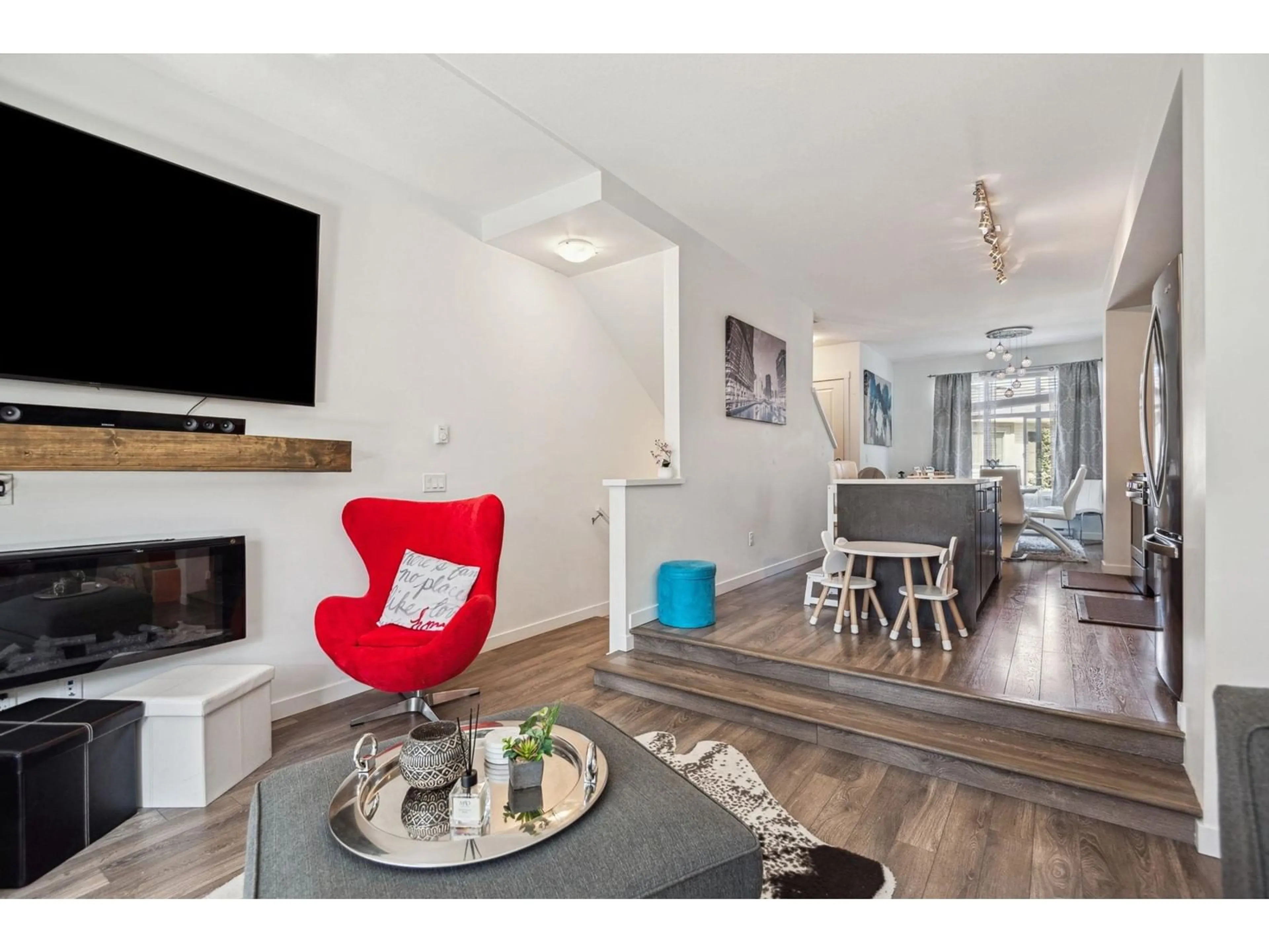 Living room with furniture, wood/laminate floor for 115 - 15268 28, Surrey British Columbia V4P0E8