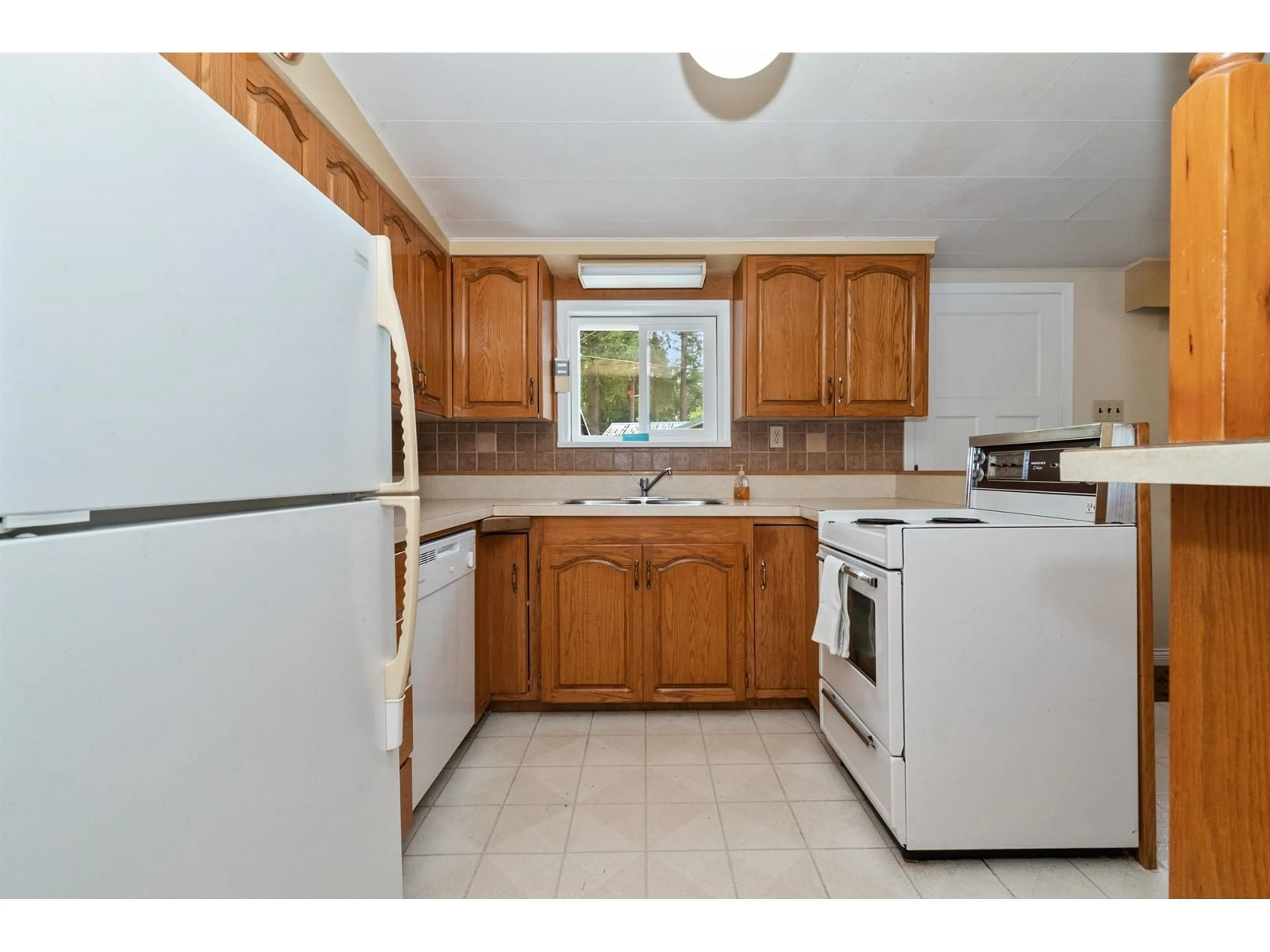 Standard kitchen, unknown for 345 BALSAM STREET, Cultus Lake British Columbia V2R4Y8