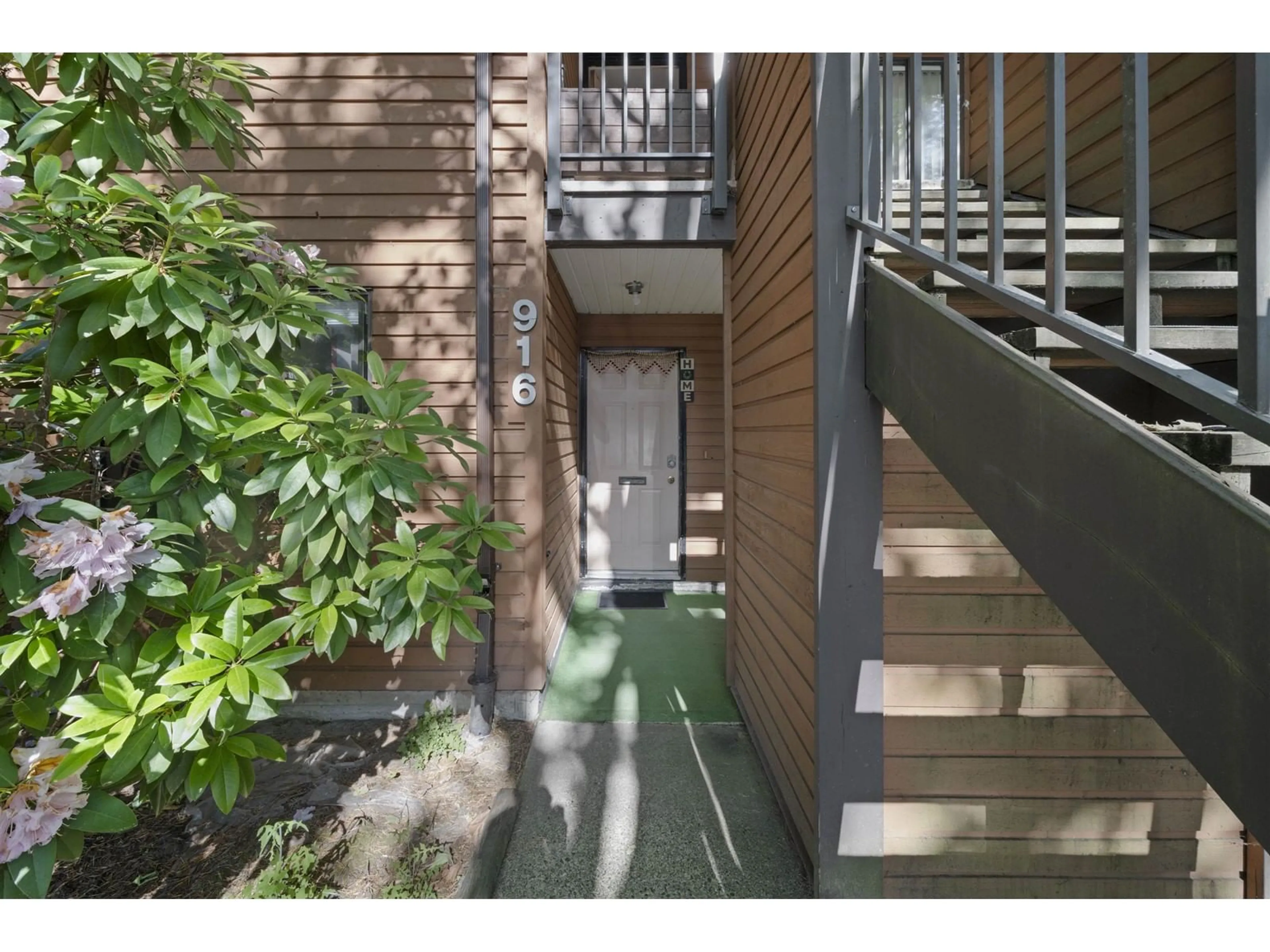 Indoor entryway for 916 - 10620 150, Surrey British Columbia V3R7S1