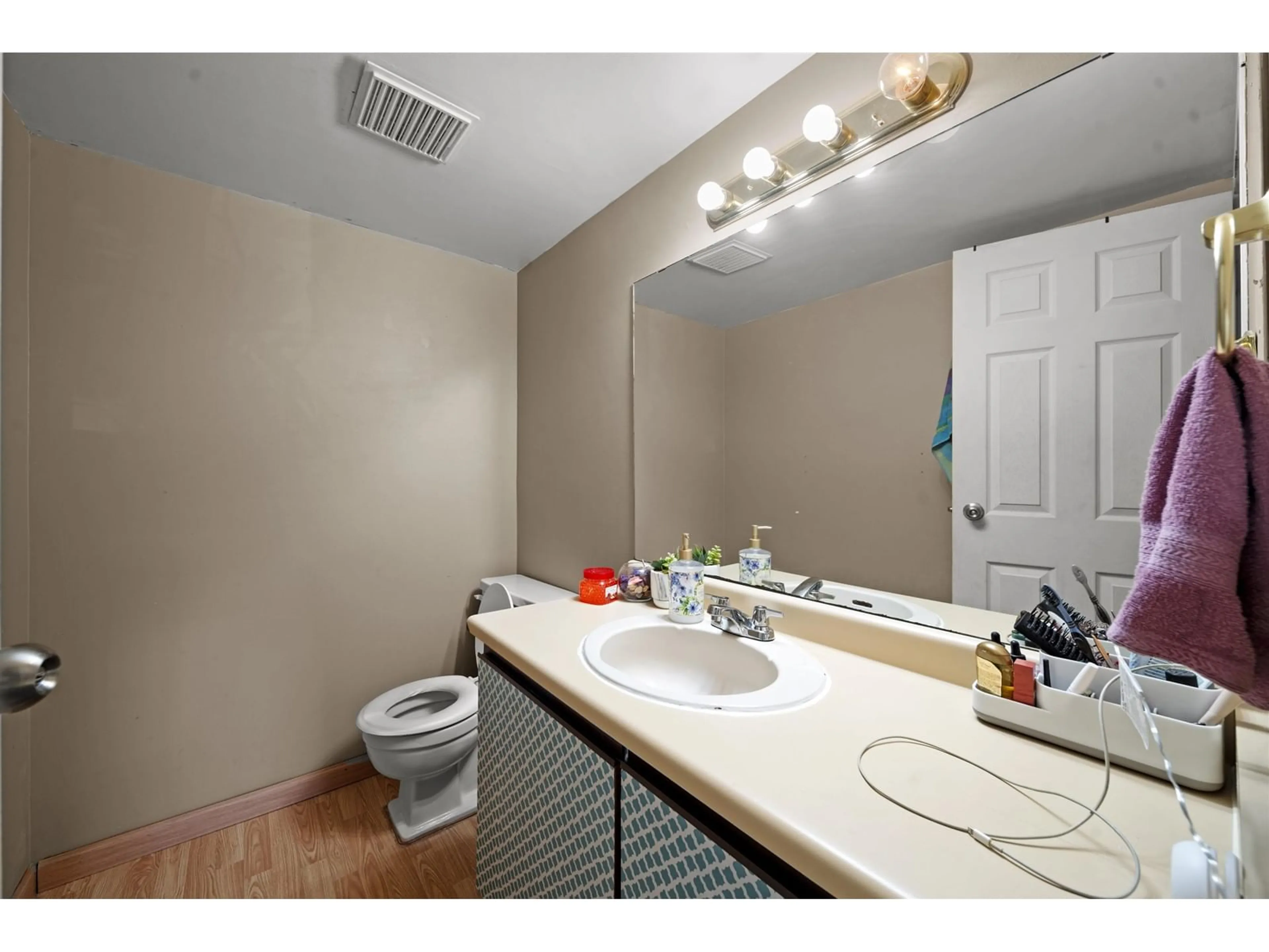 Standard bathroom, unknown for 916 - 10620 150, Surrey British Columbia V3R7S1
