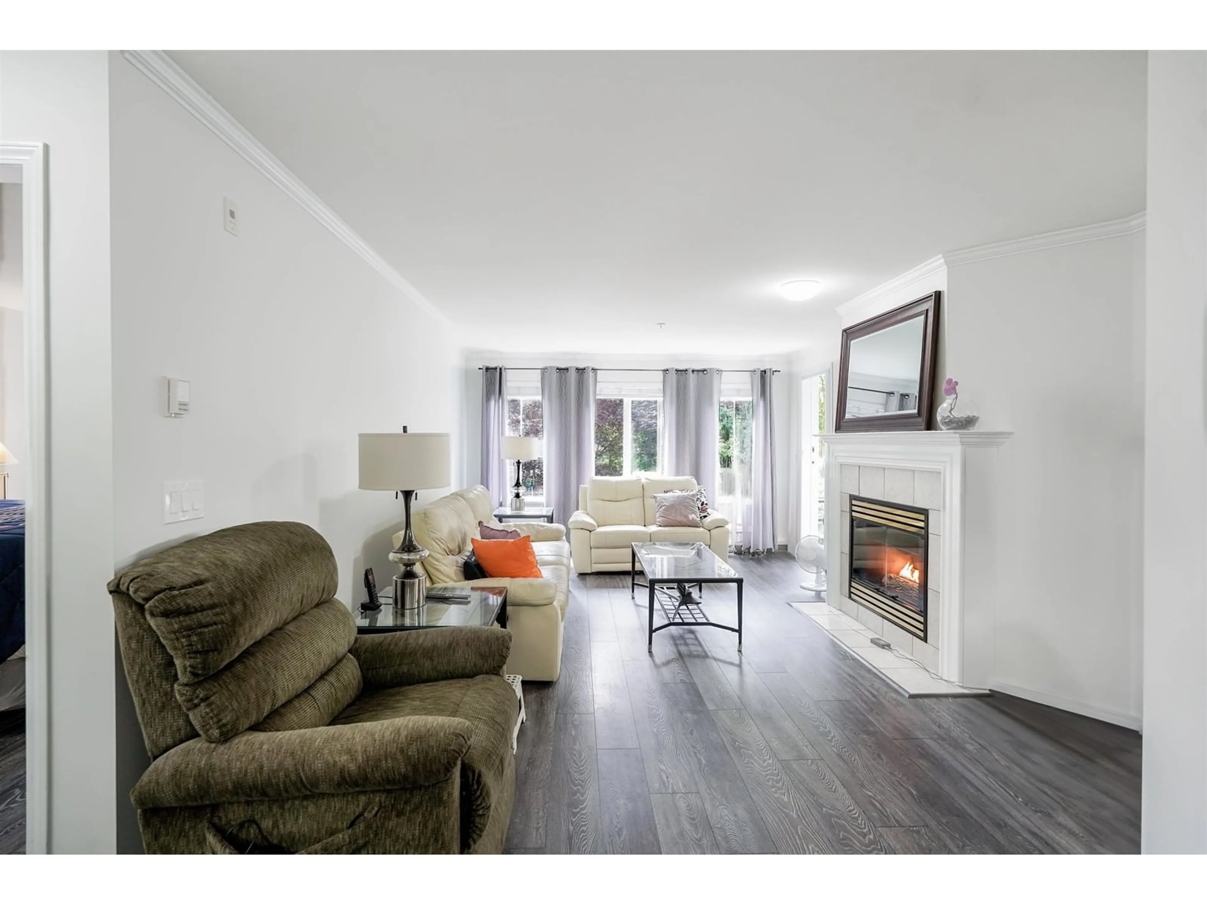 Living room with furniture, wood/laminate floor for 208 - 12125 75A, Surrey British Columbia V3W1B9