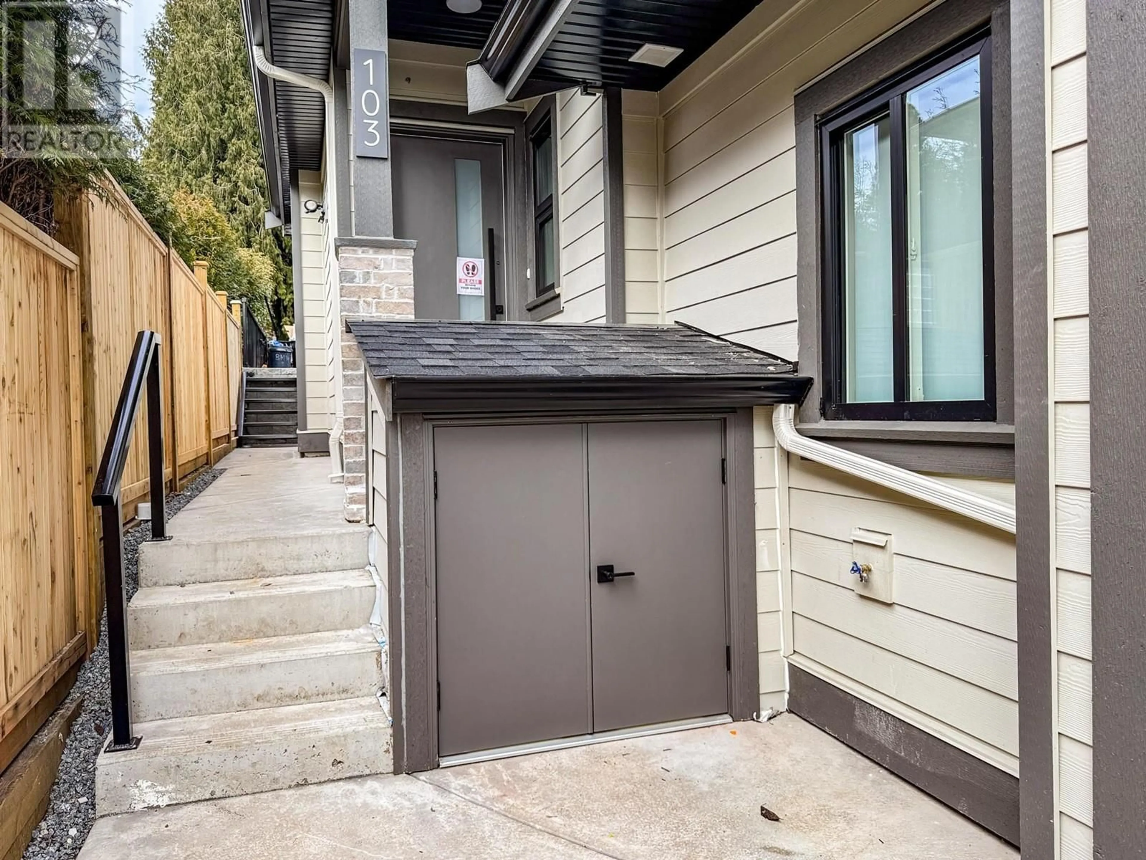Indoor entryway for 103 - 941 DANSEY AVENUE, Coquitlam British Columbia V3K3G8
