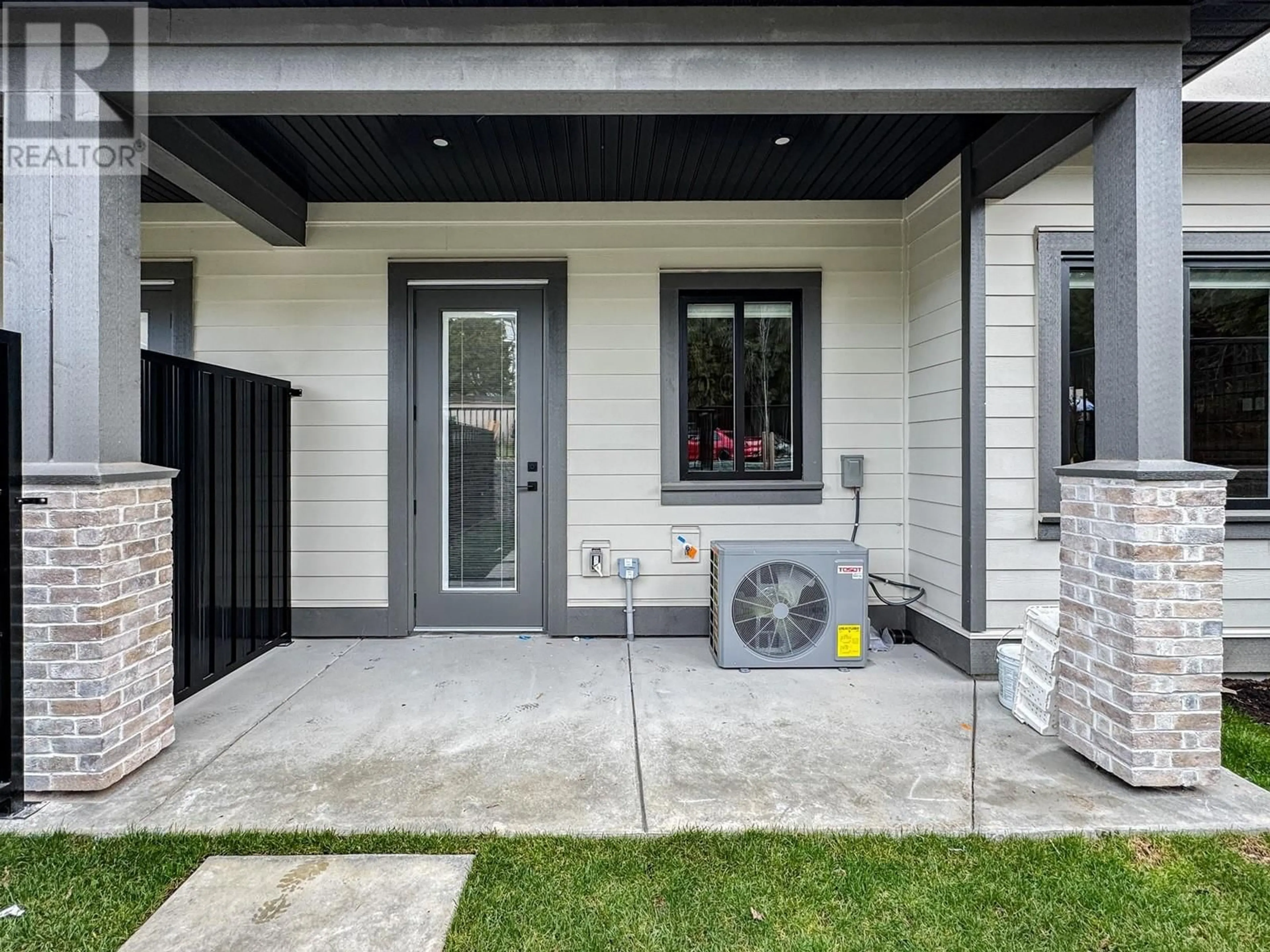 Indoor entryway for 103 - 941 DANSEY AVENUE, Coquitlam British Columbia V3K3G8
