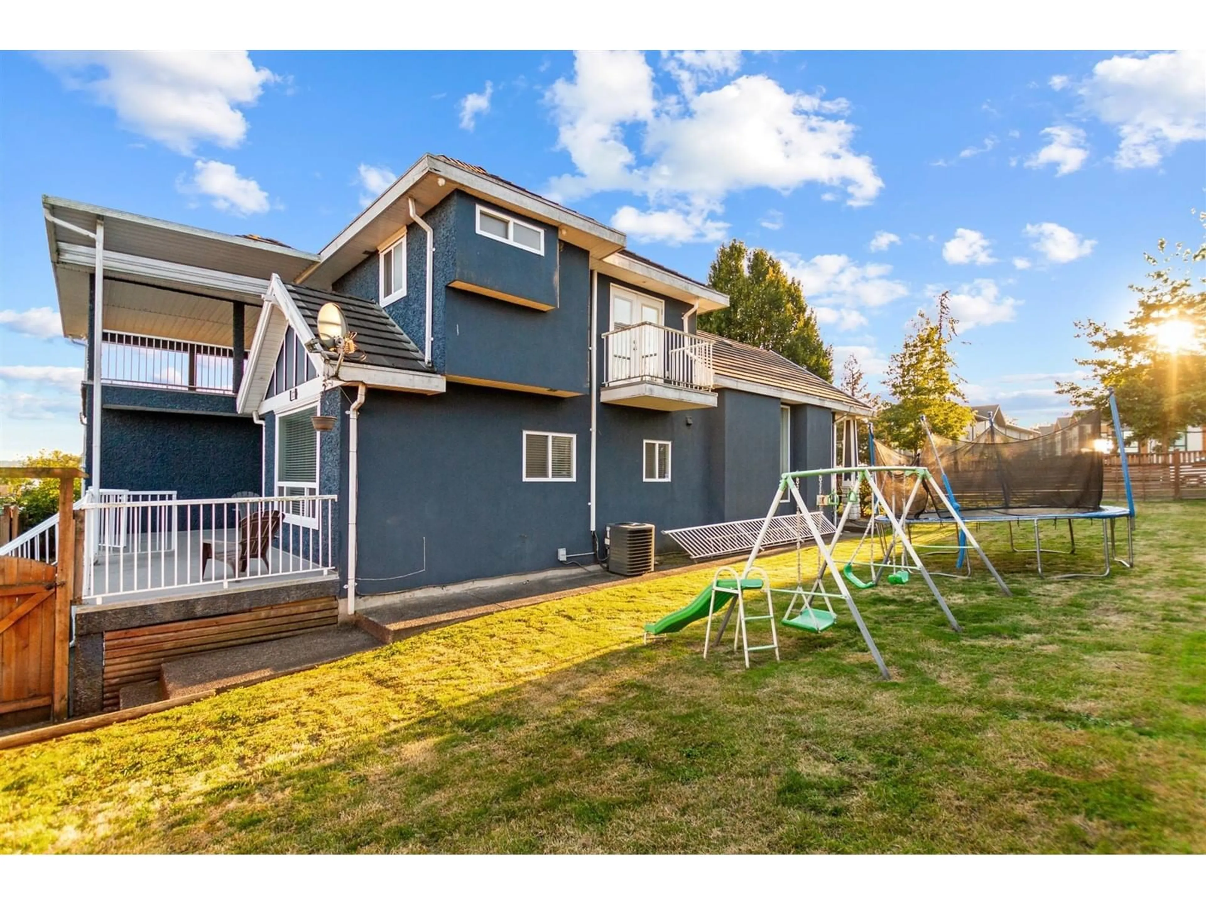 Home with vinyl exterior material, unknown for 5772 152, Surrey British Columbia V3S3K2