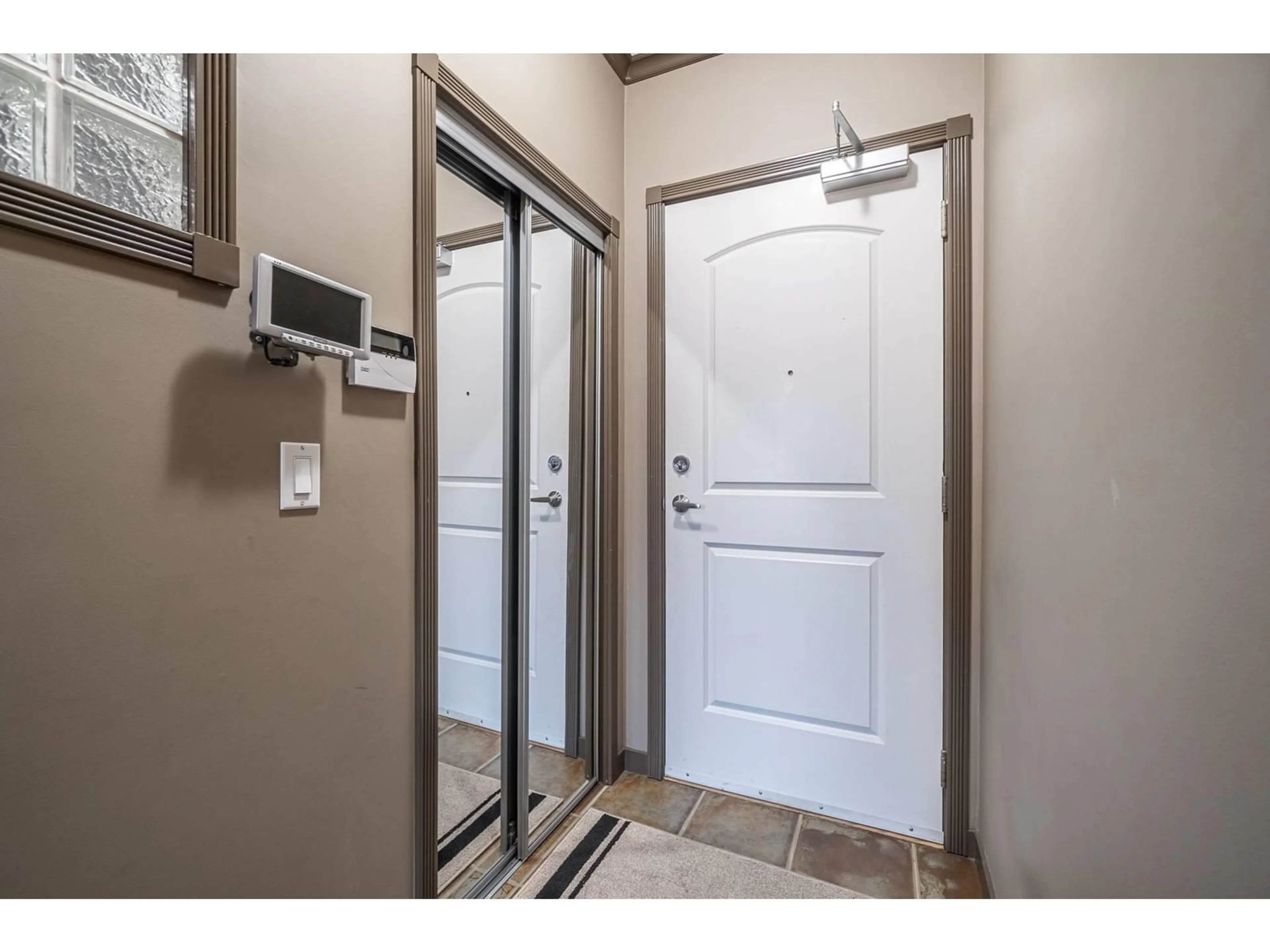 Indoor entryway for 312 - 33485 SOUTH FRASER, Abbotsford British Columbia V2S8P9