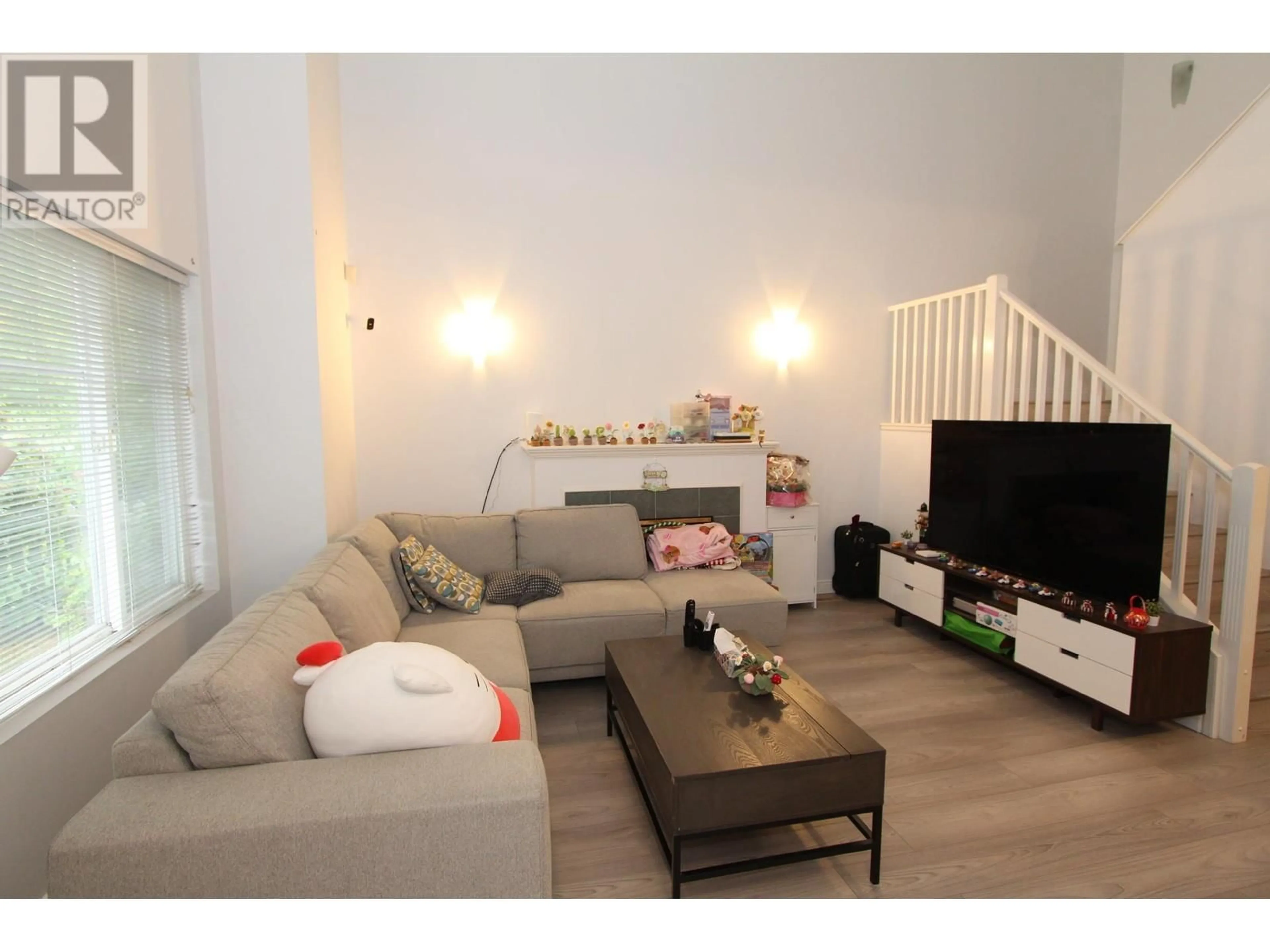 Living room with furniture, wood/laminate floor for 10 - 5931 WILLIAMS ROAD, Richmond British Columbia V7E1K2