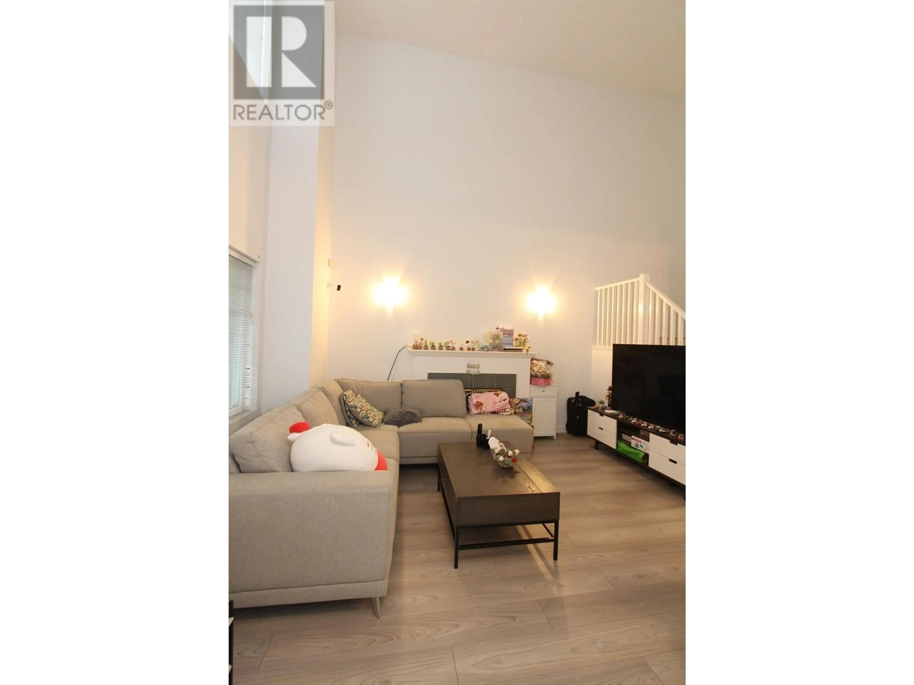 Living room with furniture, wood/laminate floor for 10 - 5931 WILLIAMS ROAD, Richmond British Columbia V7E1K2