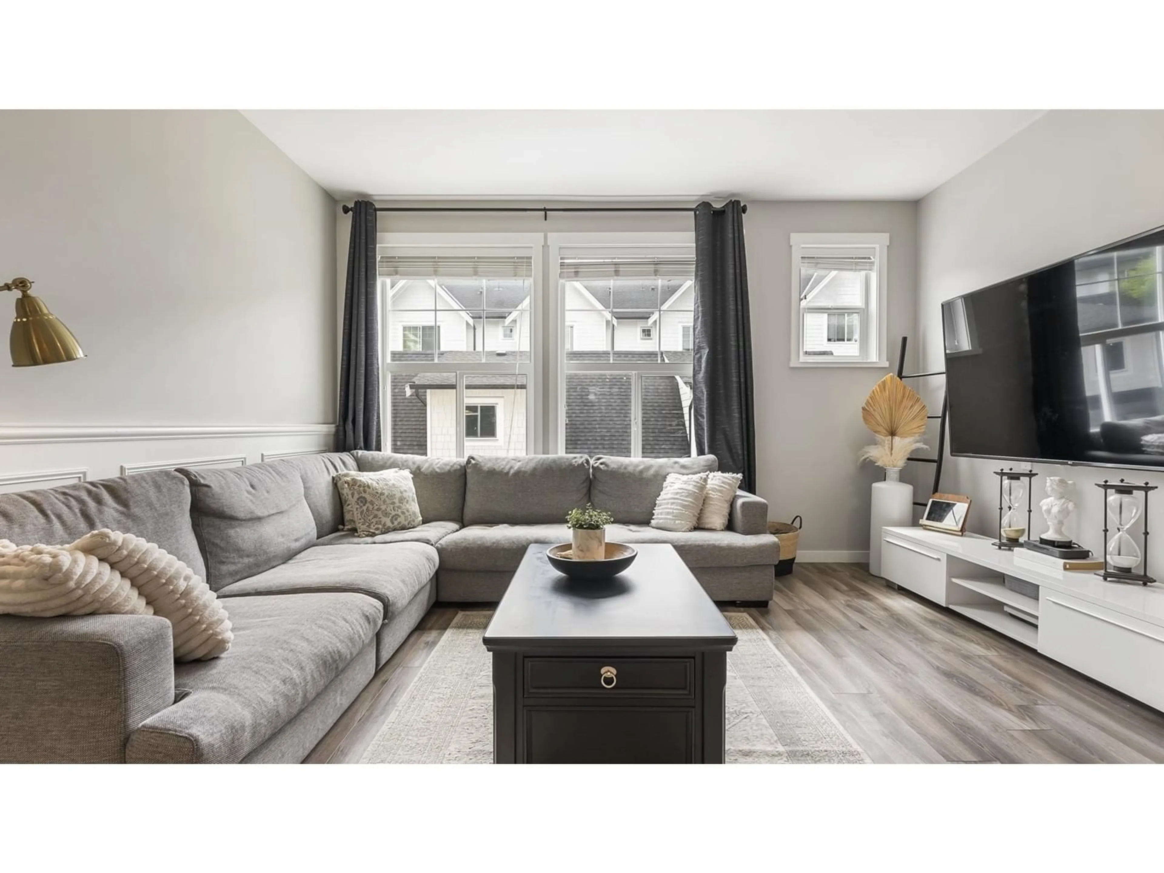 Living room with furniture, wood/laminate floor for 6 - 14905 60TH, Surrey British Columbia V3S1R8