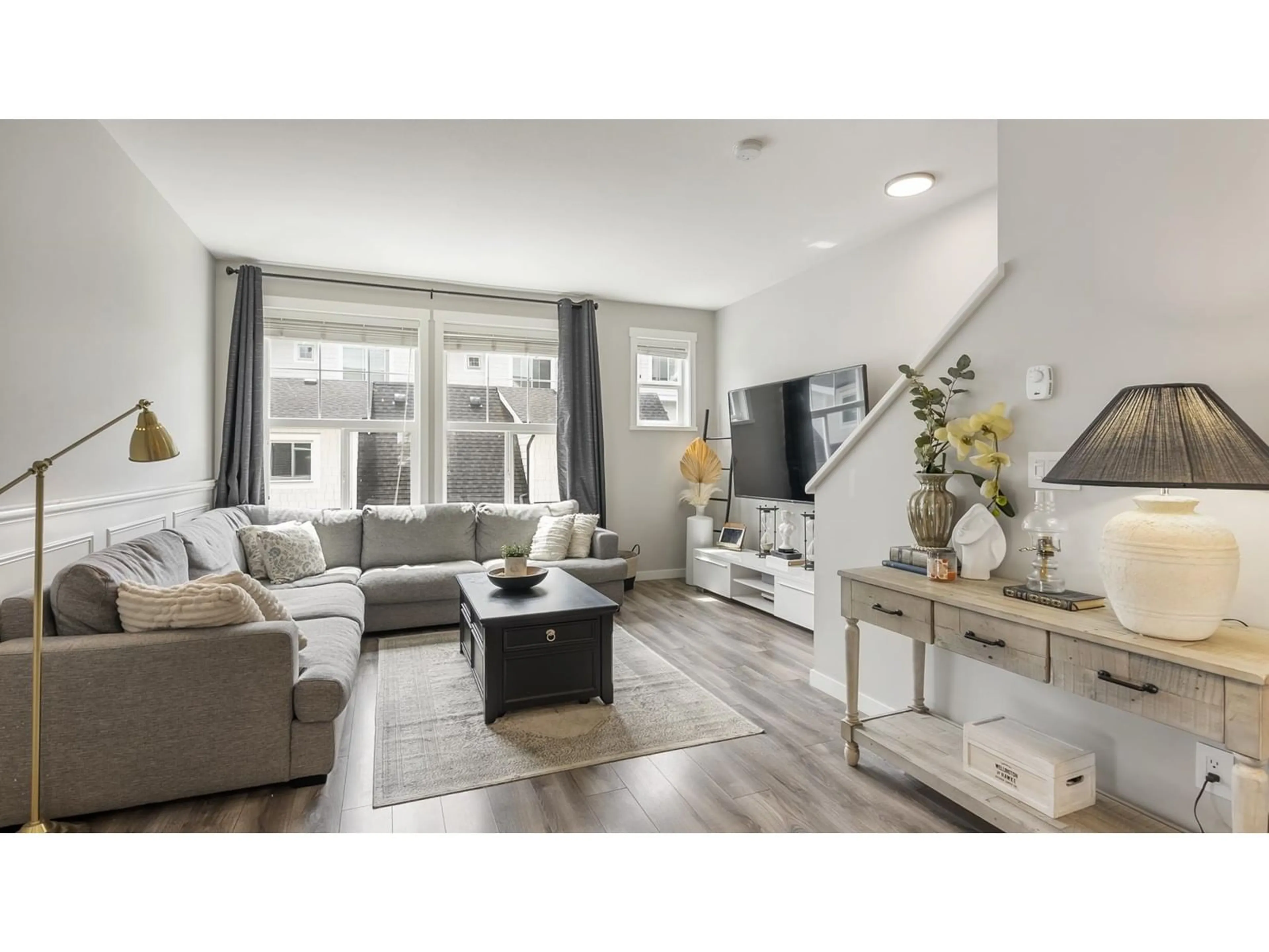 Living room with furniture, unknown for 6 - 14905 60TH, Surrey British Columbia V3S1R8