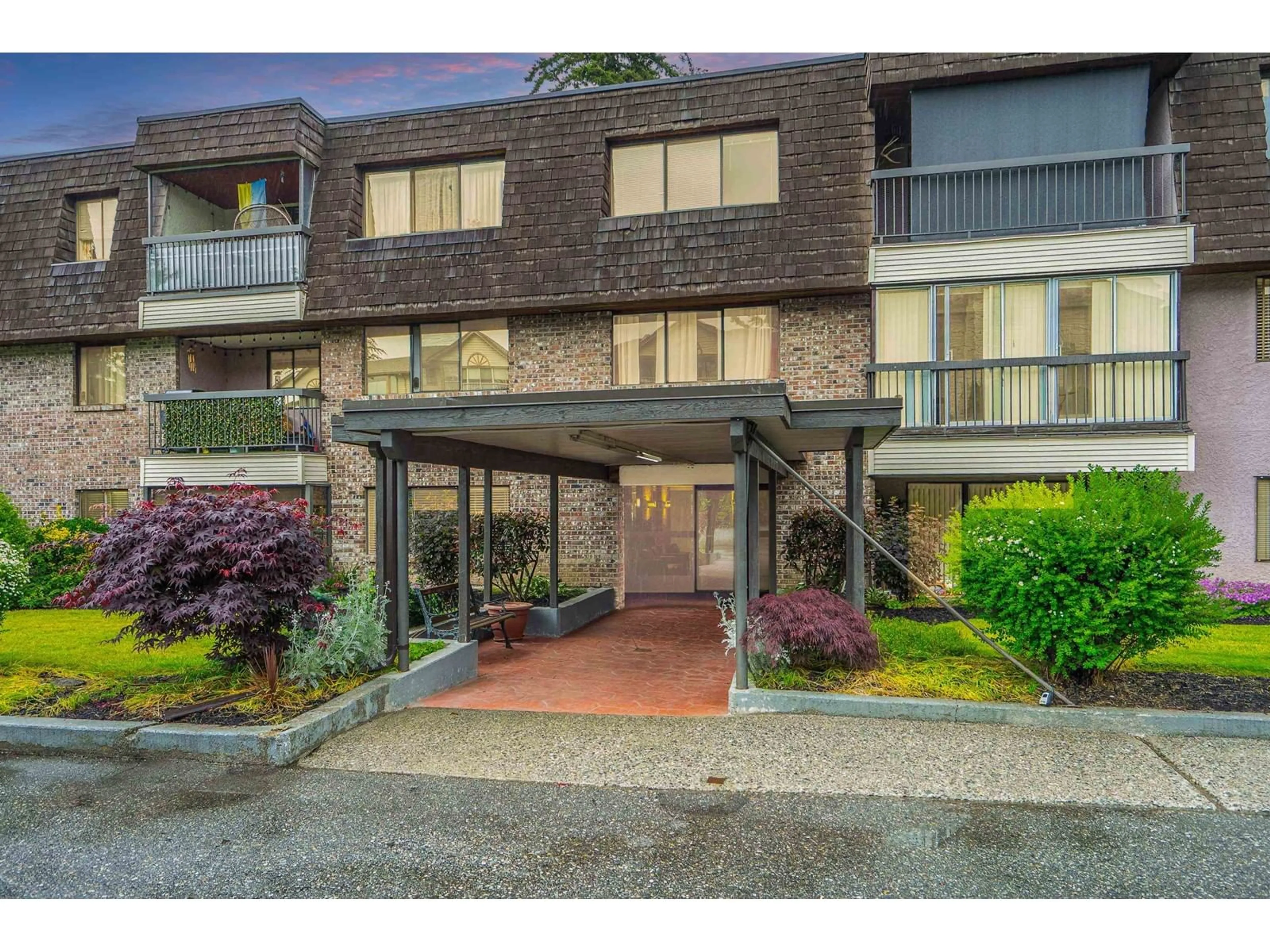 Indoor foyer for 202 - 32175 OLD YALE, Abbotsford British Columbia V2T2C8
