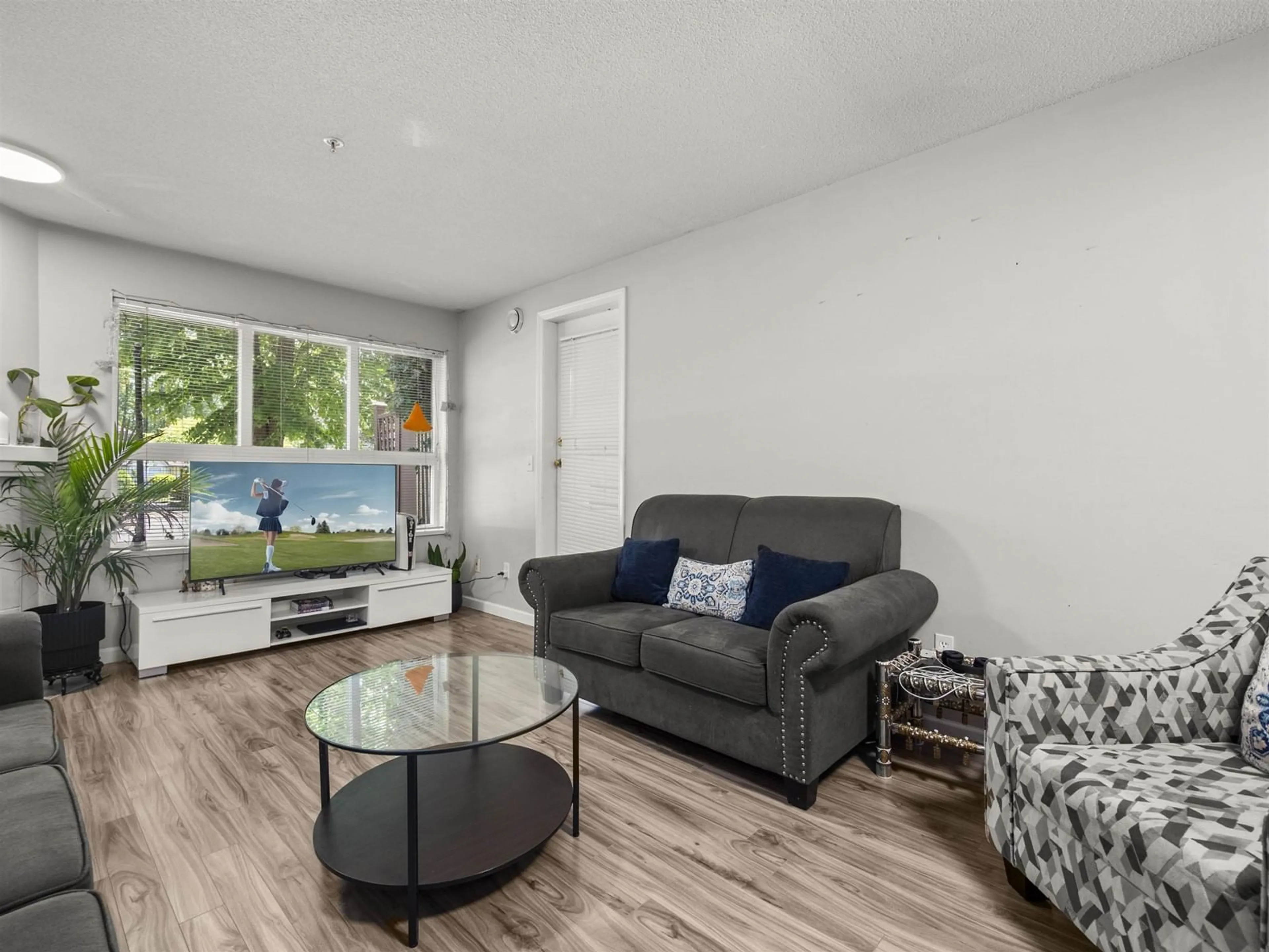 Living room with furniture, wood/laminate floor for 115 - 8068 120A, Surrey British Columbia V3W3P3