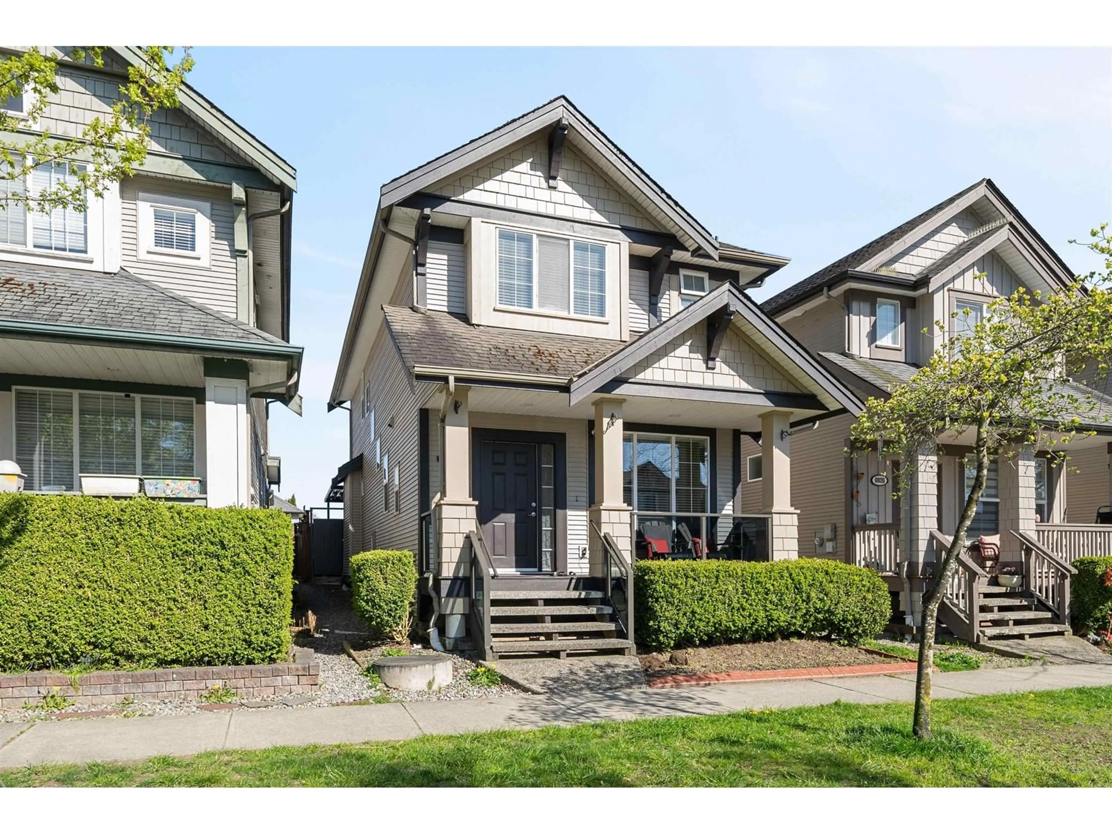 Home with vinyl exterior material, street for 6928 190, Surrey British Columbia V4N5P1