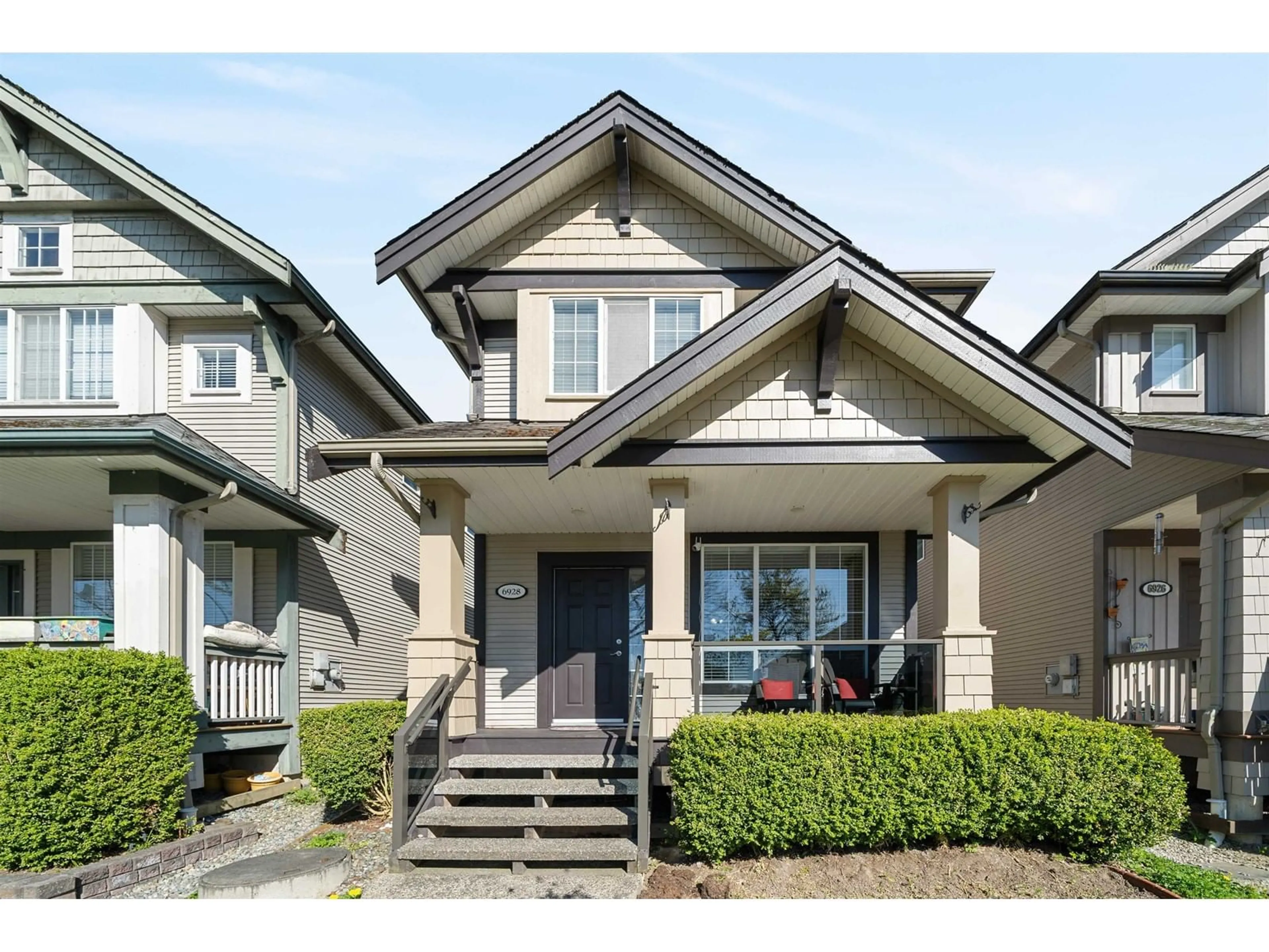 Home with vinyl exterior material, street for 6928 190, Surrey British Columbia V4N5P1