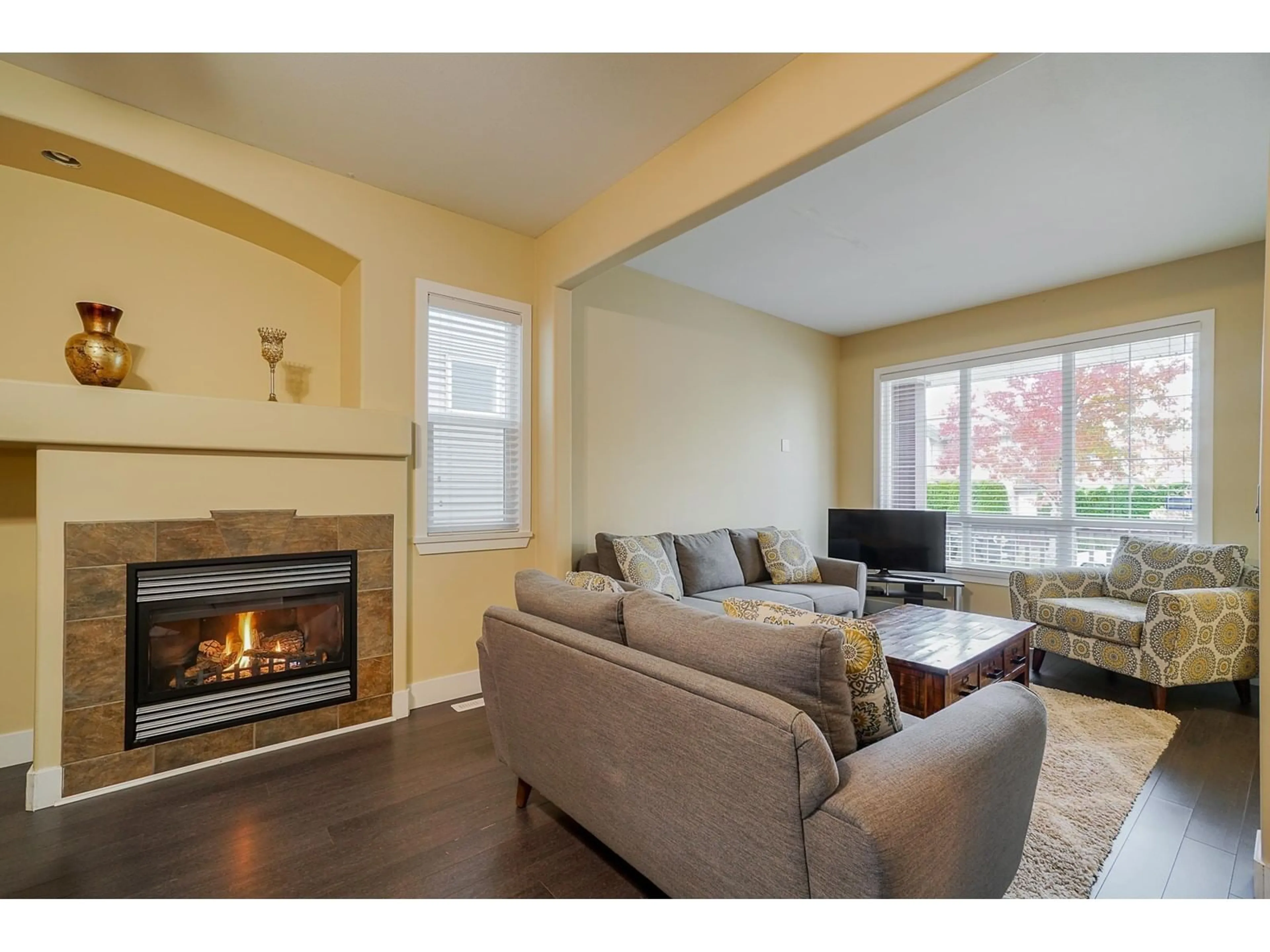 Living room with furniture, wood/laminate floor for 6928 190, Surrey British Columbia V4N5P1