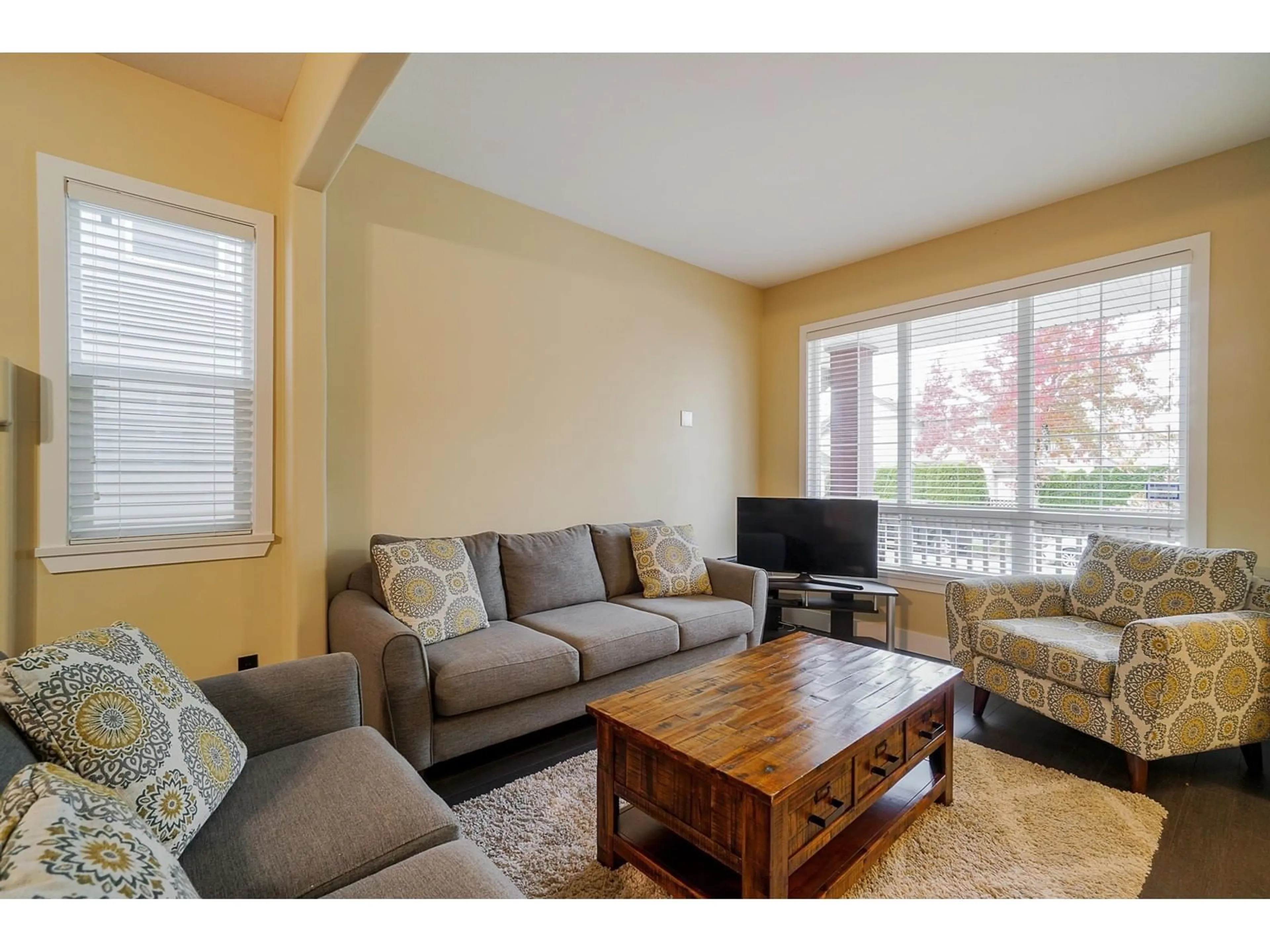 Living room with furniture, wood/laminate floor for 6928 190, Surrey British Columbia V4N5P1