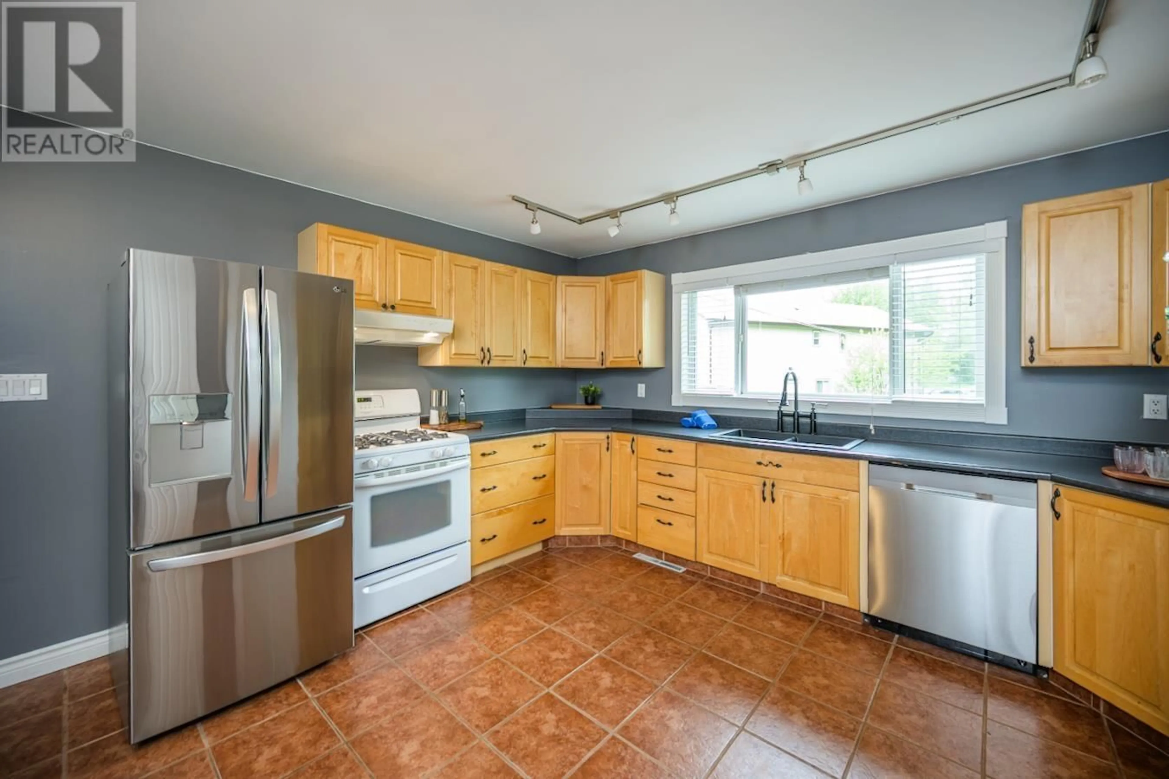 Standard kitchen, ceramic/tile floor for 4694 CHIEF LAKE ROAD, Prince George British Columbia V2K5P9