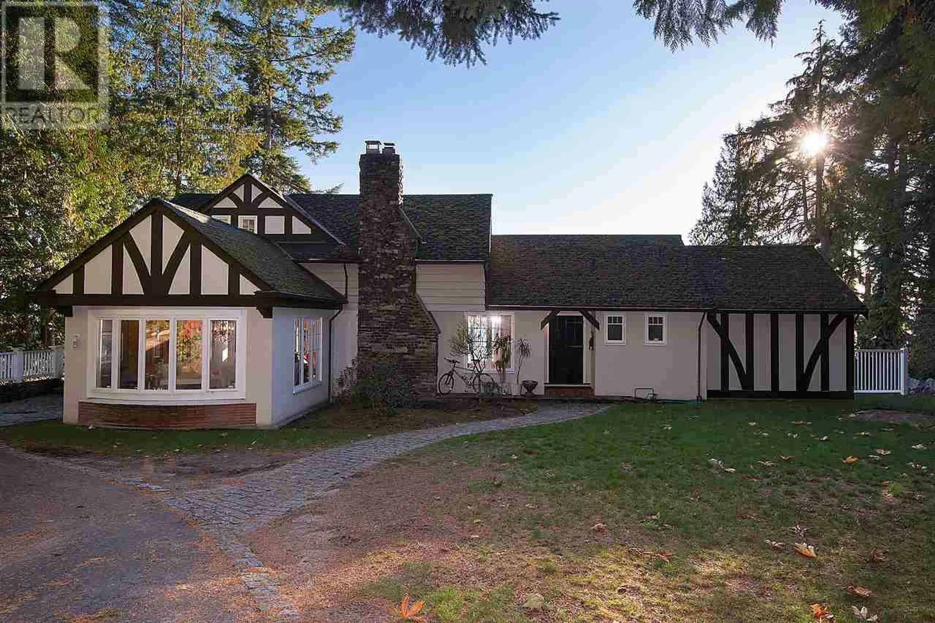 A pic from outside/outdoor area/front of a property/back of a property/a pic from drone, street for 3290 MATHERS AVENUE, West Vancouver British Columbia V7V2K5