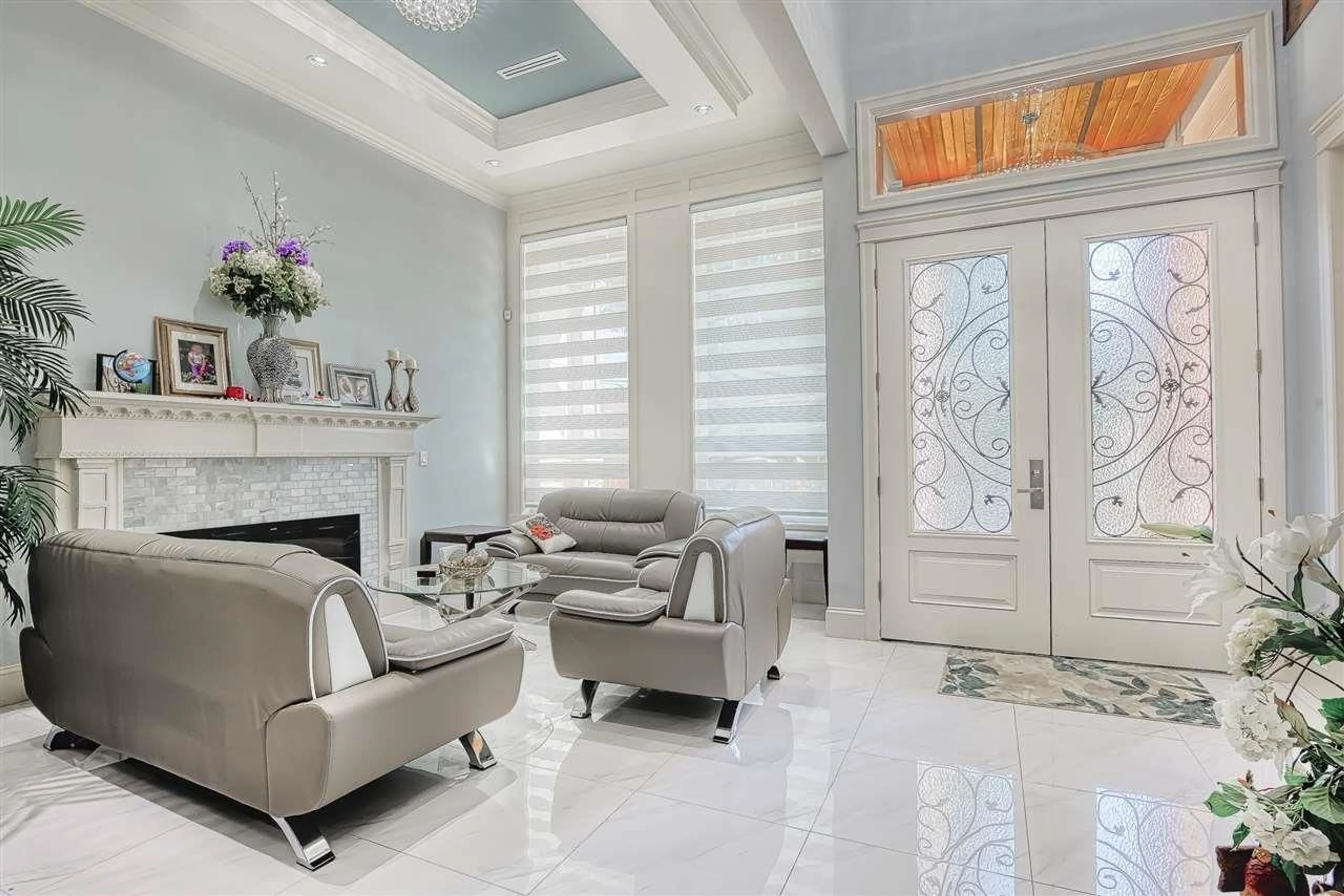 Living room with furniture, ceramic/tile floor for 14443 108, Surrey British Columbia V3R1V5