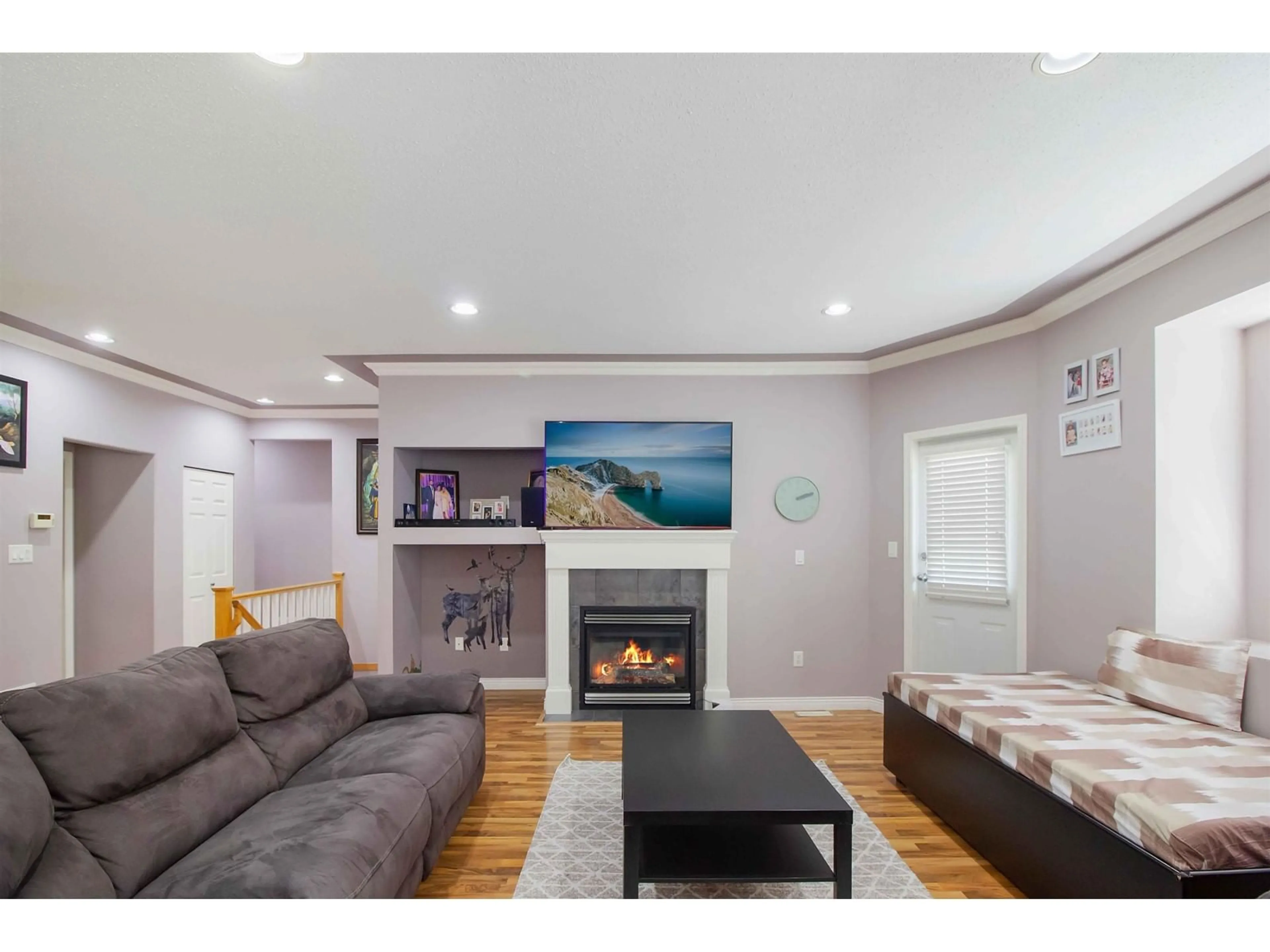 Living room with furniture, wood/laminate floor for 33577 12, Mission British Columbia V2V6Z6