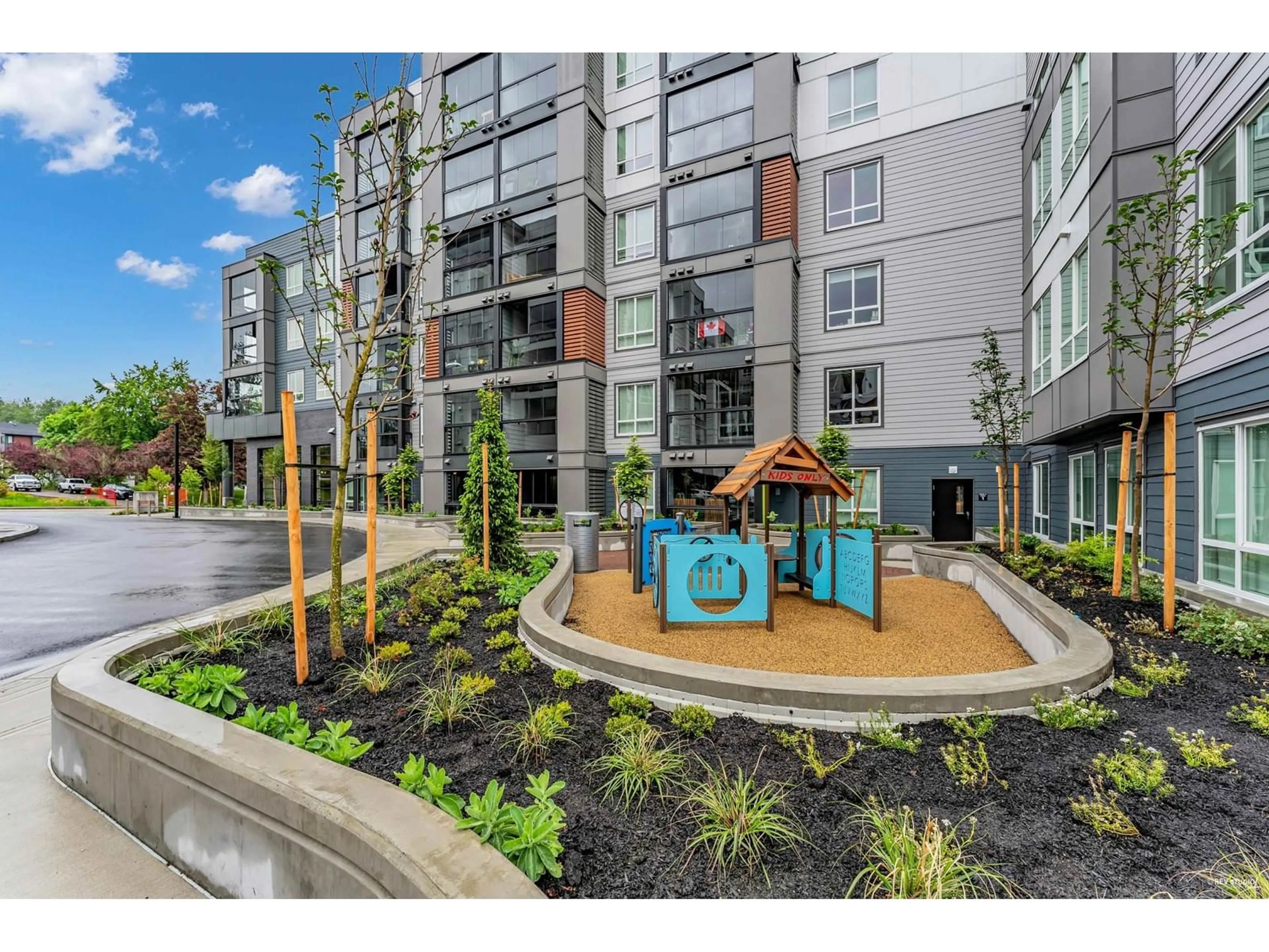 Patio, street for 105 - 19953 76, Langley British Columbia V2Y3Y1