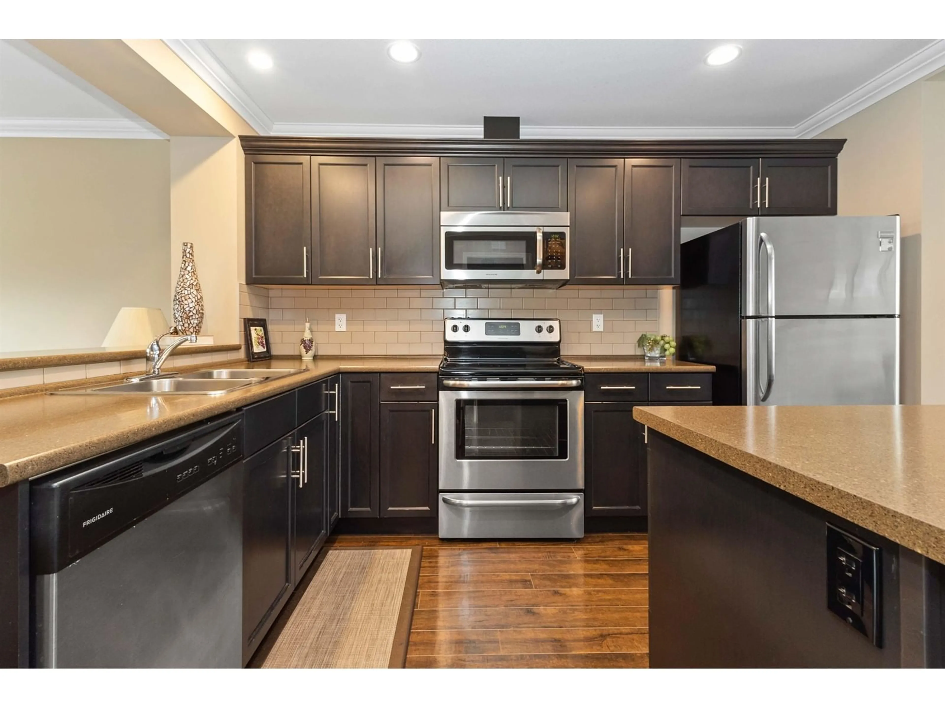Open concept kitchen, wood/laminate floor for 26 - 1609 AGASSIZ-ROSEDALE NO 9 HIGHWAY, Agassiz British Columbia V0M1A3