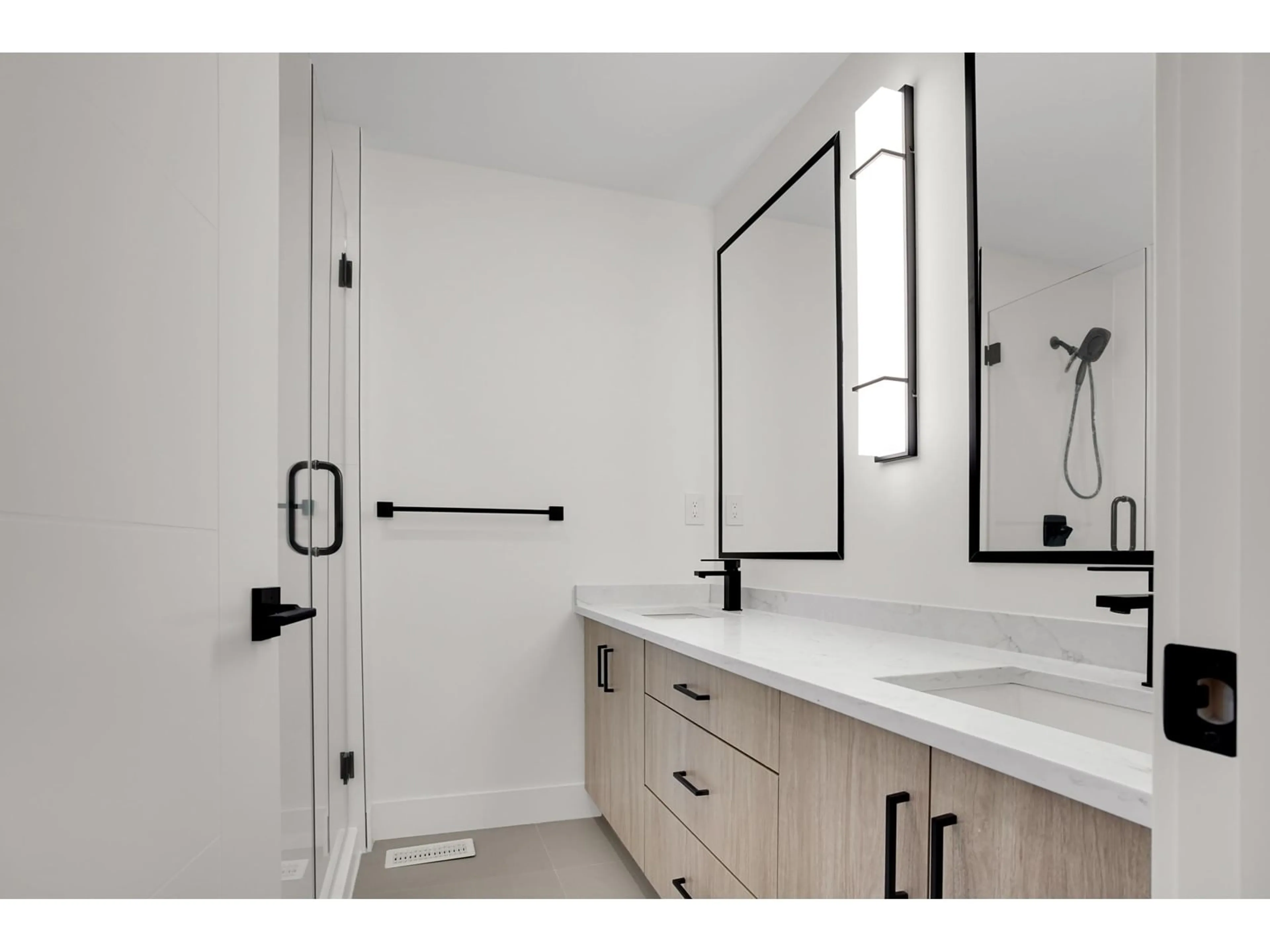 Contemporary bathroom, ceramic/tile floor for 3 - 2525 156, Surrey British Columbia V3V7P2