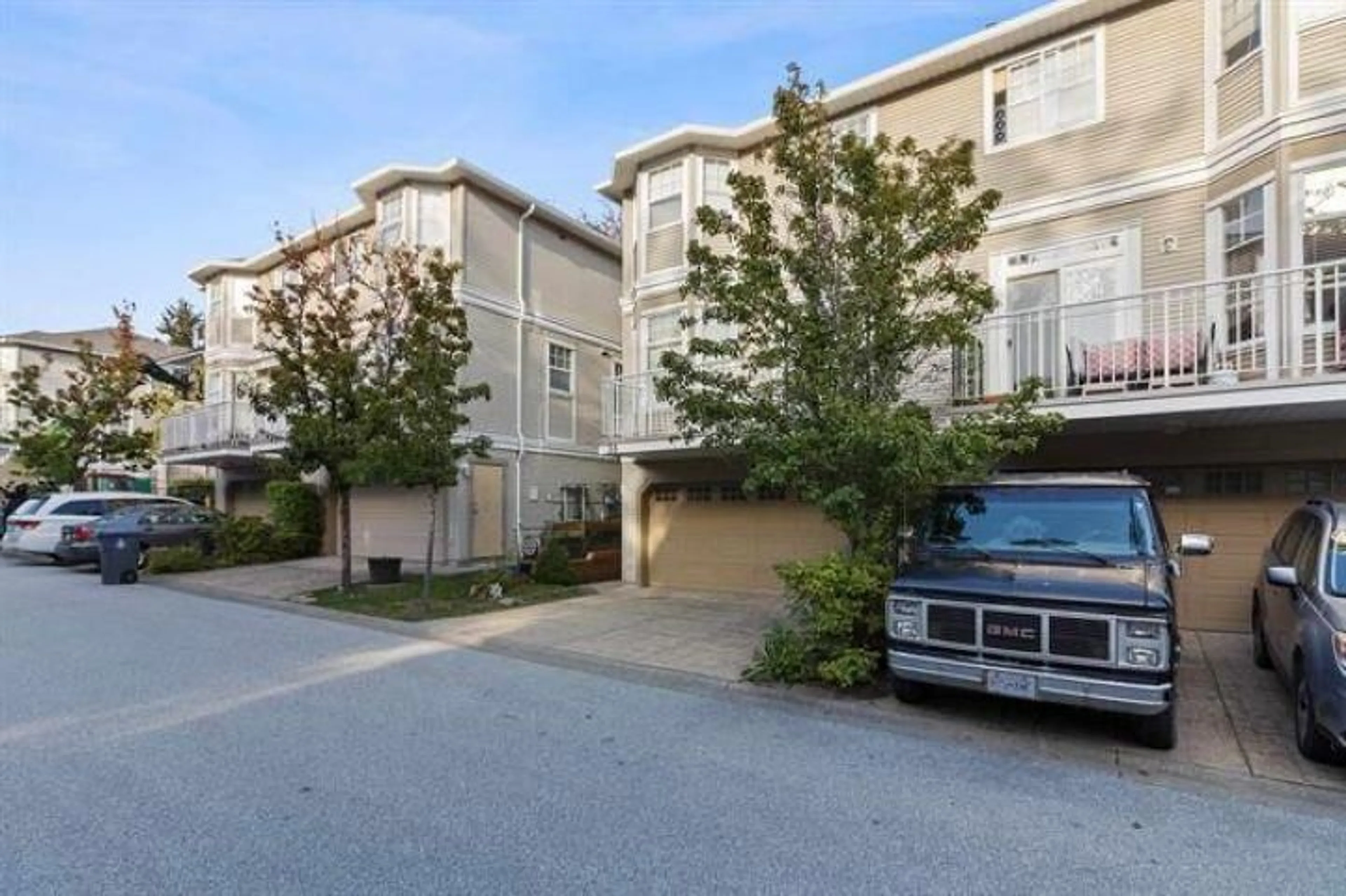 A pic from outside/outdoor area/front of a property/back of a property/a pic from drone, street for 16 - 6518 121, Surrey British Columbia V3W1C4