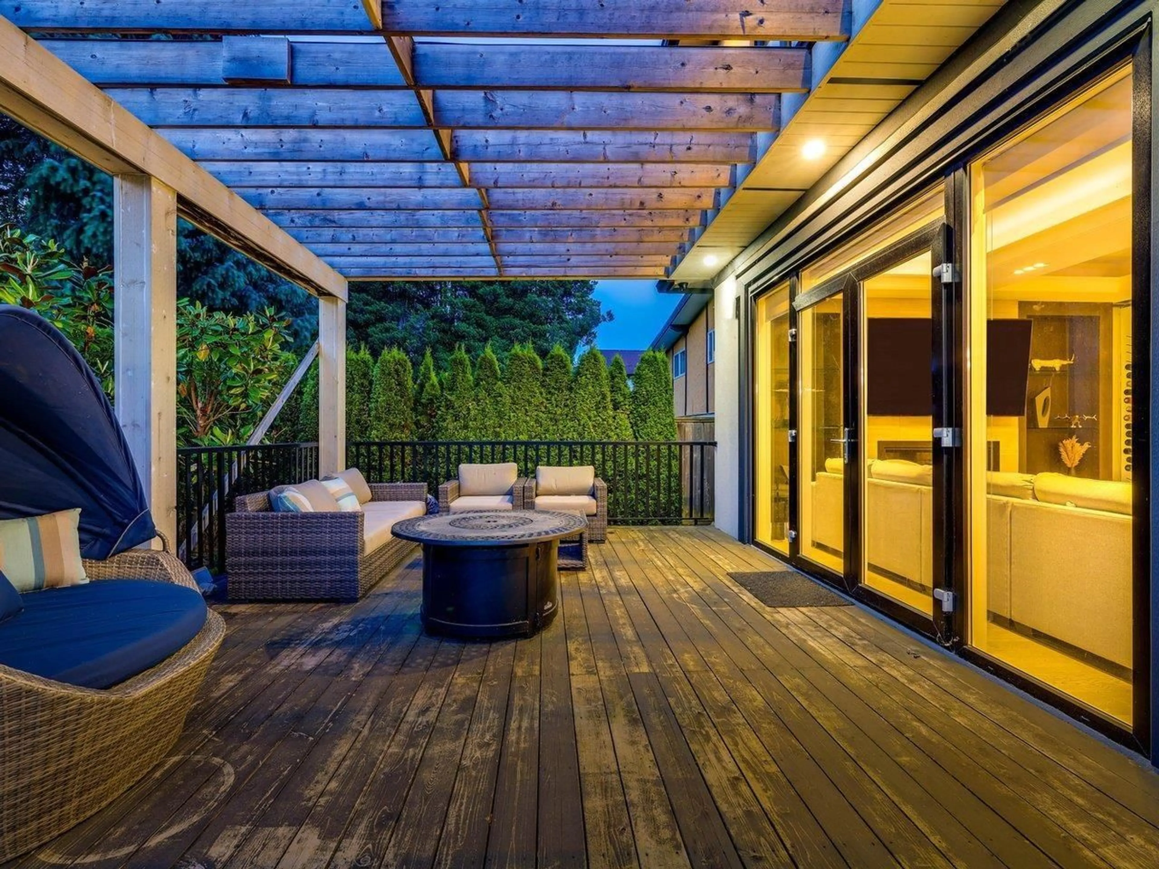Patio, street for 14237 VINE, Surrey British Columbia V4B2S9